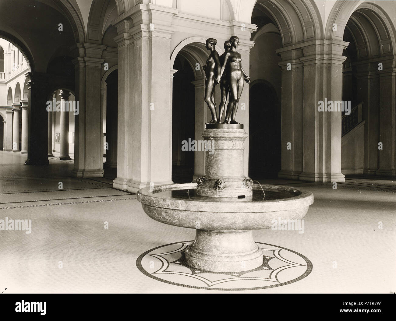 Drei Göttinnen der Anmut und Schönheit: Giunone e Minerva und Venus aus Bronze 152 ETH-BIB-Zurigo, ETH Zürich, Hauptgebäude (HG), östliche Vorhalle, Trinkwasserbrunnen mit drei Grazien-Ans 00206 Foto Stock