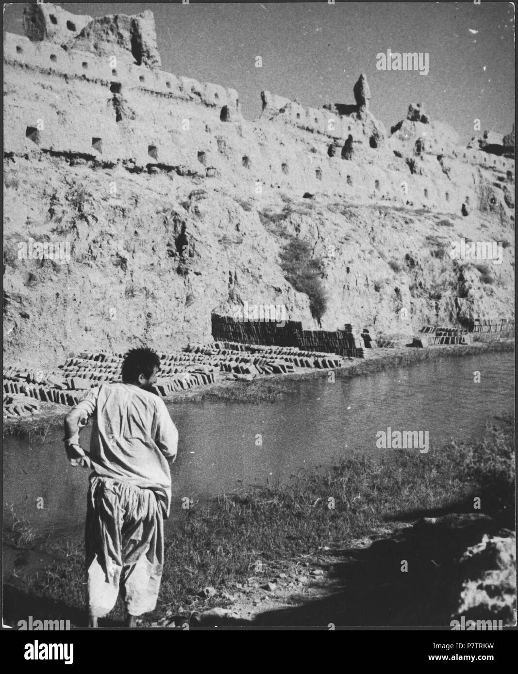 Afghanistan, Herat: Stadtmauer; Mann un einem Fluss, dahinter Mauerreste. Dal 1939 fino al 1940 65 CH-NB - Afghanistan, Herat- Stadtmauer - Annemarie Schwarzenbach - SLA-Schwarzenbach-UN-5-19-179 Foto Stock