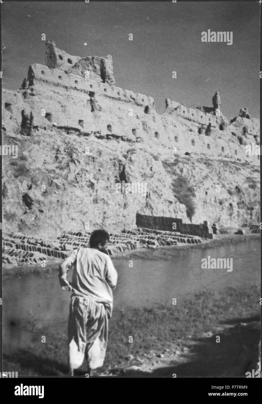 Afghanistan, Herat: Stadtmauer; Mann un einem Fluss, dahinter Mauerreste. Dal 1939 fino al 1940 65 CH-NB - Afghanistan, Herat- Stadtmauer - Annemarie Schwarzenbach - SLA-Schwarzenbach-UN-5-19-178 Foto Stock