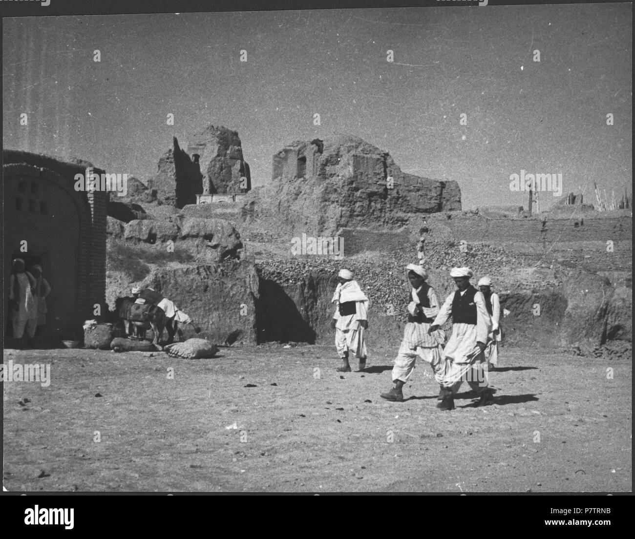 Afghanistan, Herat: Stadtmauer; Männer mit Turbanen vor Mauerresten. Dal 1939 fino al 1940 65 CH-NB - Afghanistan, Herat- Stadtmauer - Annemarie Schwarzenbach - SLA-Schwarzenbach-UN-5-19-175 Foto Stock