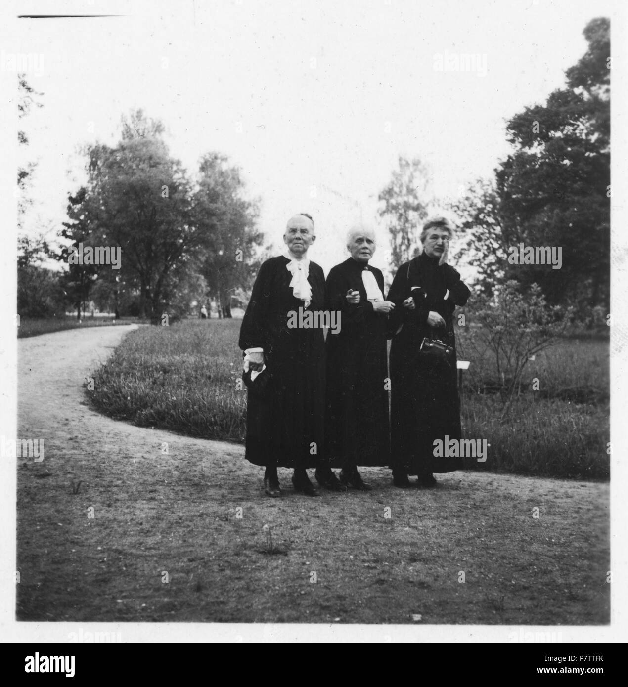 Litauen, Kaunas (Kowno): Menschen; Drei ältere Frauen in einem Park. 1937 74 CH-NB - Litauen, Kaunas (Kowno)- Menschen - Annemarie Schwarzenbach - SLA-Schwarzenbach-UN-5-16-151 Foto Stock
