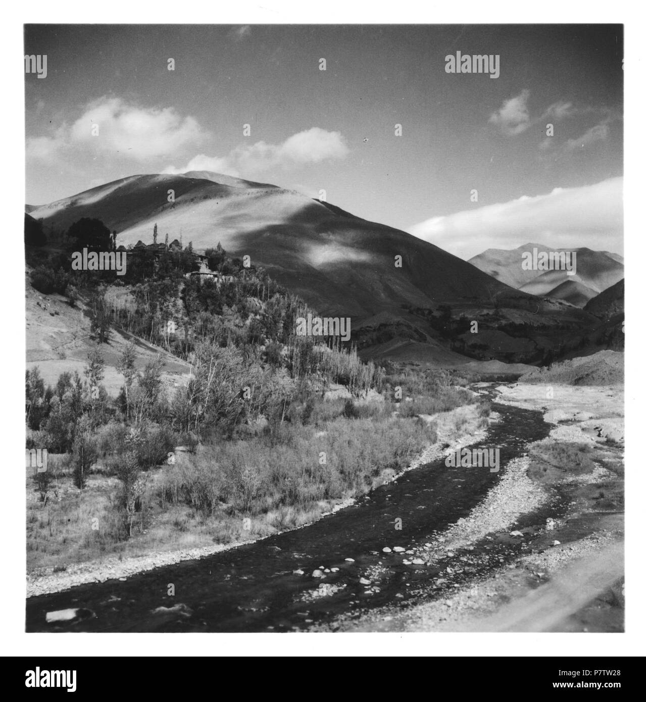 Persien, Schalus-Pass (Chalus ha Strasse) Elburs-Gebirge im (Elburz): Landschaft; Landschaft mit Fluss. Dal 1935 fino al 1935 77 CH-NB - Persien, Schalus-Pass (Chalus ha Strasse) Elburs-Gebirge im (Elburz)- Landschaft - Annemarie Schwarzenbach - SLA-Schwarzenbach-UN-5-06-309 Foto Stock