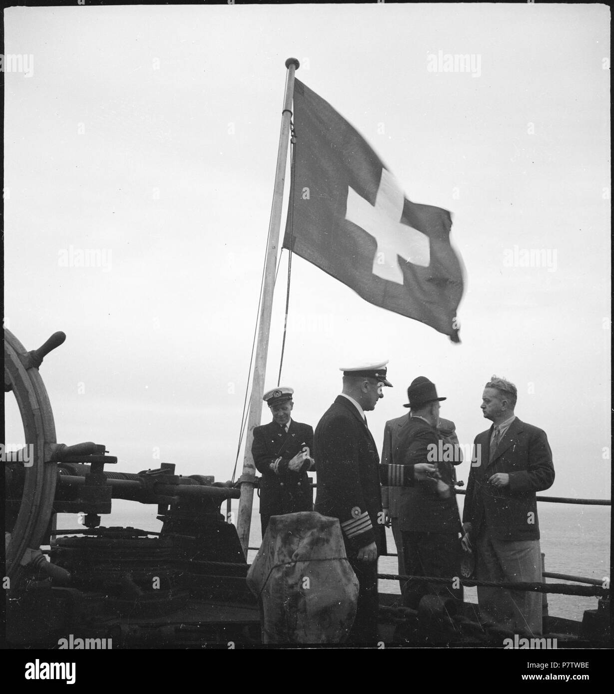 Il portogallo Lisbona (Lisboa): Schiff Calanda; Männer, zum Teil in uniforme, an Bord eines Schiffes mit Schweizer Flagge. Maggio 1941 78 CH-NB - portogallo Lisbona (Lisboa)- Schiff Calanda - Annemarie Schwarzenbach - SLA-Schwarzenbach-UN-5-24-030 Foto Stock