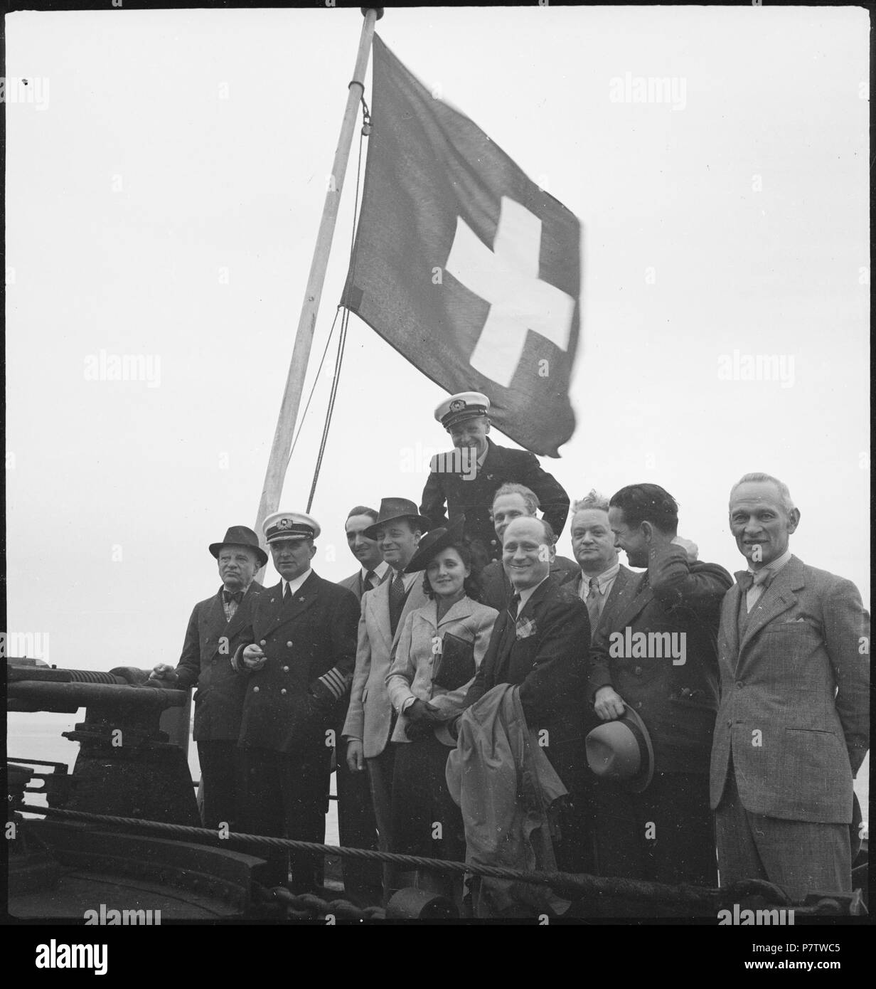 Il portogallo Lisbona (Lisboa): Schiff Calanda; Männer, zum Teil in uniforme, und Frauen an Bord eines Schiffes mit Schweizer Flagge. Maggio 1941 79 CH-NB - portogallo Lisbona (Lisboa)- Schiff Calanda - Annemarie Schwarzenbach - SLA-Schwarzenbach-UN-5-24-045 Foto Stock