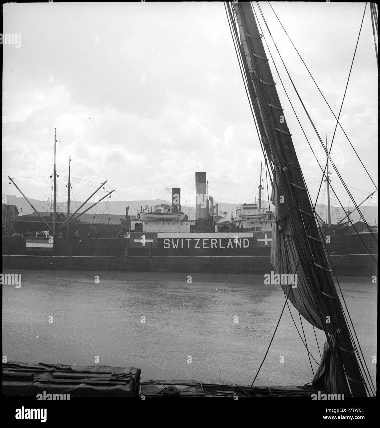 Il portogallo Lisbona (Lisboa): Schiff Dubac; Ein Schiff am Quai mit Schweizer Flagge und angeschrieben mit svizzera. Maggio 1941 79 CH-NB - portogallo Lisbona (Lisboa)- Schiff Dubac - Annemarie Schwarzenbach - SLA-Schwarzenbach-UN-5-24-028 Foto Stock