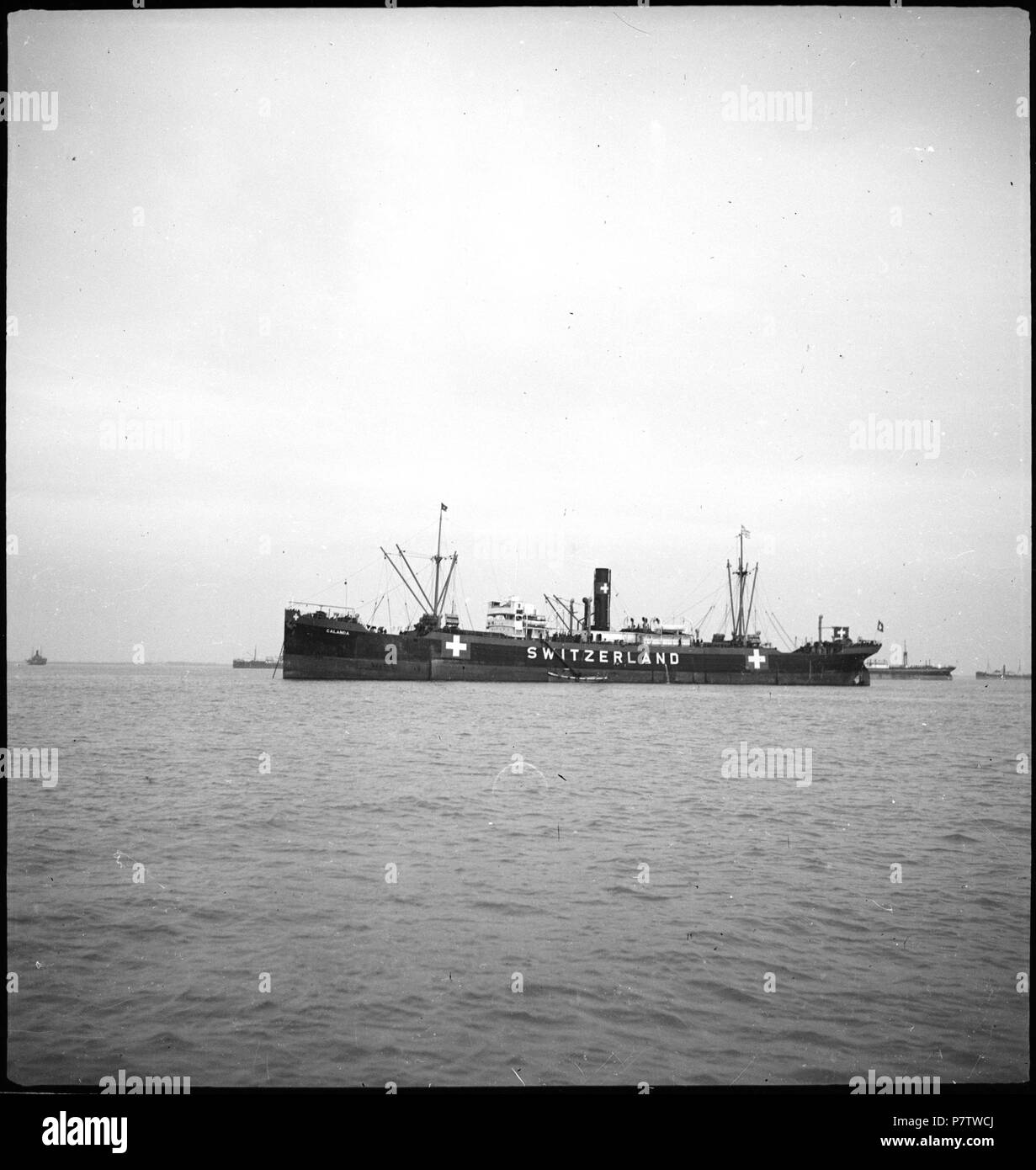 Il portogallo Lisbona (Lisboa): Schiff Calanda; Ein Schiff mit Schweizer Flagge und angeschrieben mit svizzera. Maggio 1941 79 CH-NB - portogallo Lisbona (Lisboa)- Schiff Calanda - Annemarie Schwarzenbach - SLA-Schwarzenbach-UN-5-24-032 Foto Stock