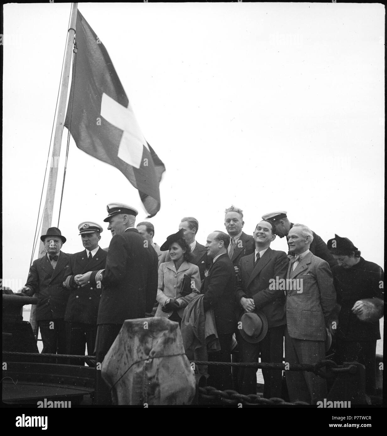 Il portogallo Lisbona (Lisboa): Schiff Calanda; Männer, zum Teil in uniforme, und Frauen an Bord eines Schiffes mit Schweizer Flagge. Maggio 1941 79 CH-NB - portogallo Lisbona (Lisboa)- Schiff Calanda - Annemarie Schwarzenbach - SLA-Schwarzenbach-UN-5-24-043 Foto Stock