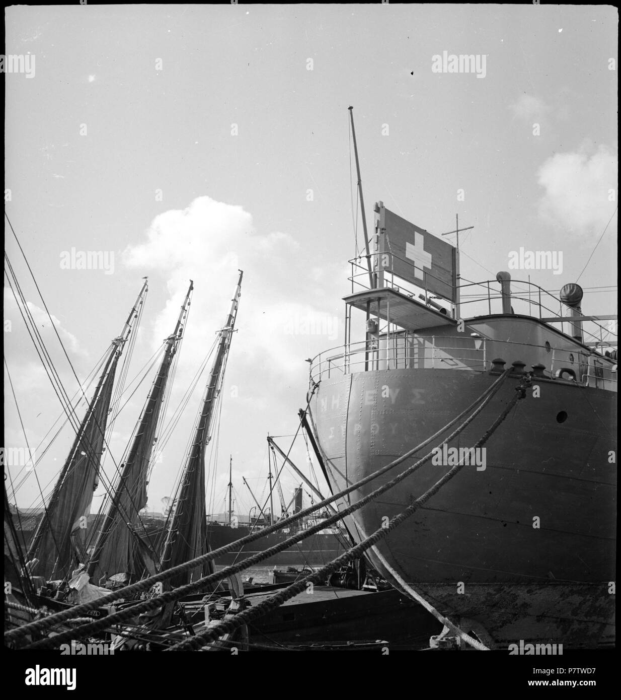 Il portogallo Lisbona (Lisboa): Schiff Nereus; Blick auf den Bug eines Schiffes mit Schweizer Kreuz. Maggio 1941 79 CH-NB - portogallo Lisbona (Lisboa)- Schiff Nereus - Annemarie Schwarzenbach - SLA-Schwarzenbach-UN-5-24-081 Foto Stock