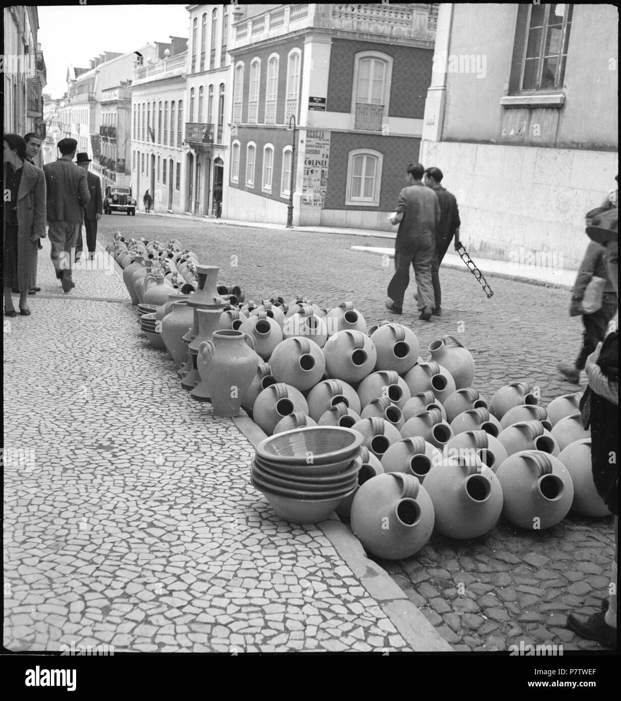 Il portogallo Lisbona (Lisboa): Strassenszenen; Tonkrüge am Strassenrand. Maggio 1941 79 CH-NB - portogallo Lisbona (Lisboa)- Strassenszenen - Annemarie Schwarzenbach - SLA-Schwarzenbach-UN-5-24-062 Foto Stock