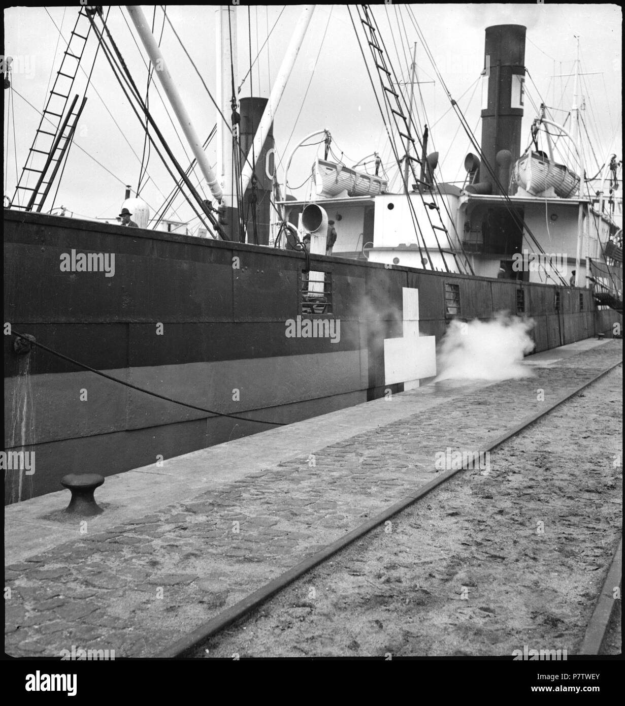 Il portogallo Lisbona (Lisboa): Schiff Urola Bilbao; Ein Schiff mit Schweizer Flagge am Quai. Maggio 1941 79 CH-NB - portogallo Lisbona (Lisboa)- Schiff Urola Bilbao - Annemarie Schwarzenbach - SLA-Schwarzenbach-UN-5-24-072 Foto Stock