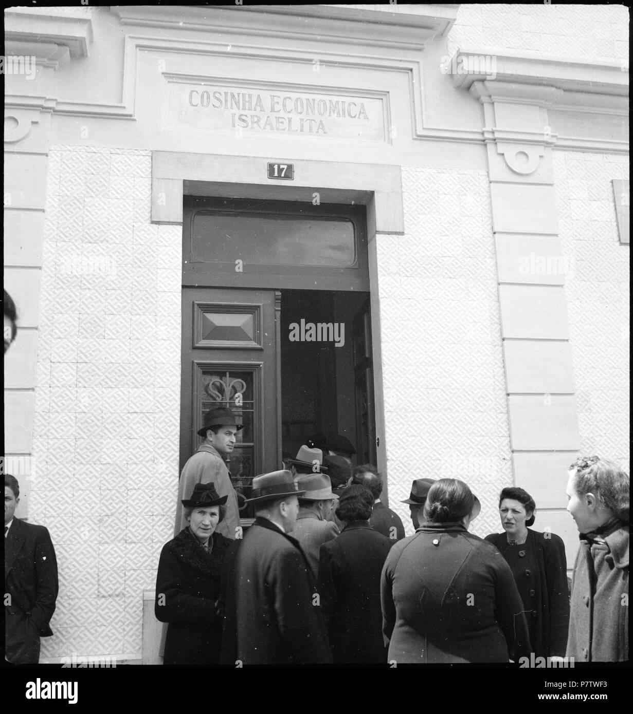Il portogallo Lisbona (Lisboa): Strassenszenen; Frauen und Männer vor einem Gebäude. Maggio 1941 79 CH-NB - portogallo Lisbona (Lisboa)- Strassenszenen - Annemarie Schwarzenbach - SLA-Schwarzenbach-UN-5-24-059 Foto Stock