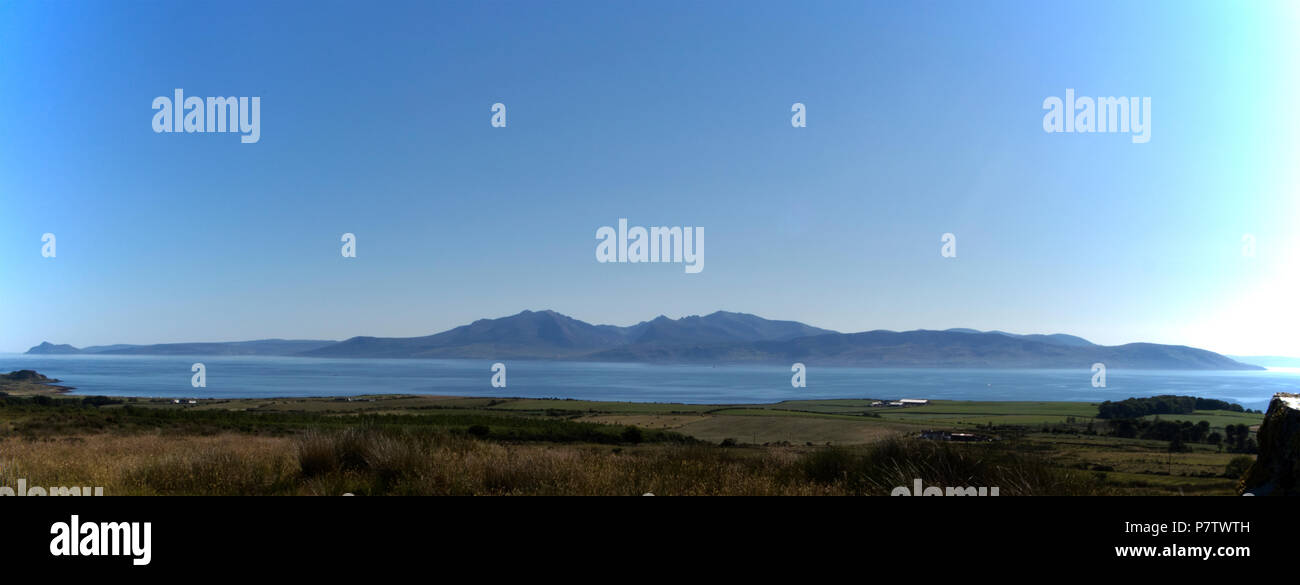 Vista dell'isola di Arran full size dalla west coast isle of bute nel Firth of Clyde Foto Stock