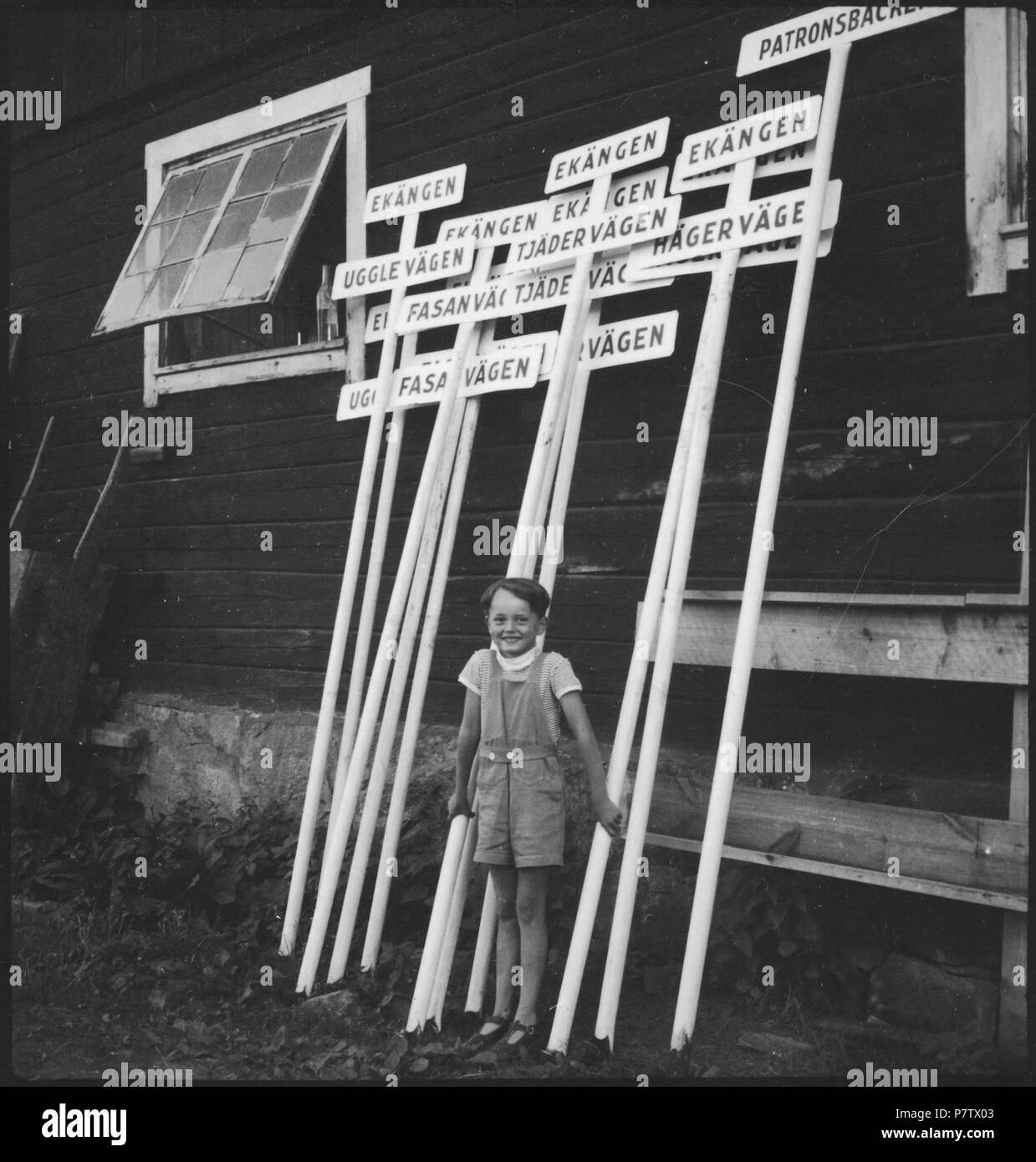 Schweden: Mitsommerfest; Kleiner Junge mit Tafeln. Giugno 1937 81 CH-NB - Schweden- Mitsommerfest - Annemarie Schwarzenbach - SLA-Schwarzenbach-UN-5-17-234 Foto Stock