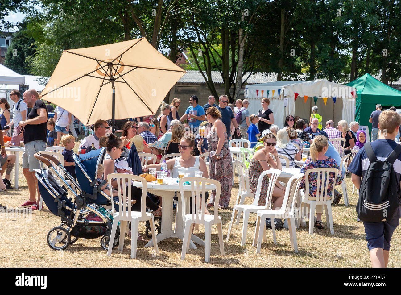 Cheshire, Regno Unito. Il 7 luglio 2018. hanno tenuto la loro undicesima fete sul campo eventi dove centinaia di persone braved la canicola e si è divertita Credito: John Hopkins/Alamy Live News Foto Stock