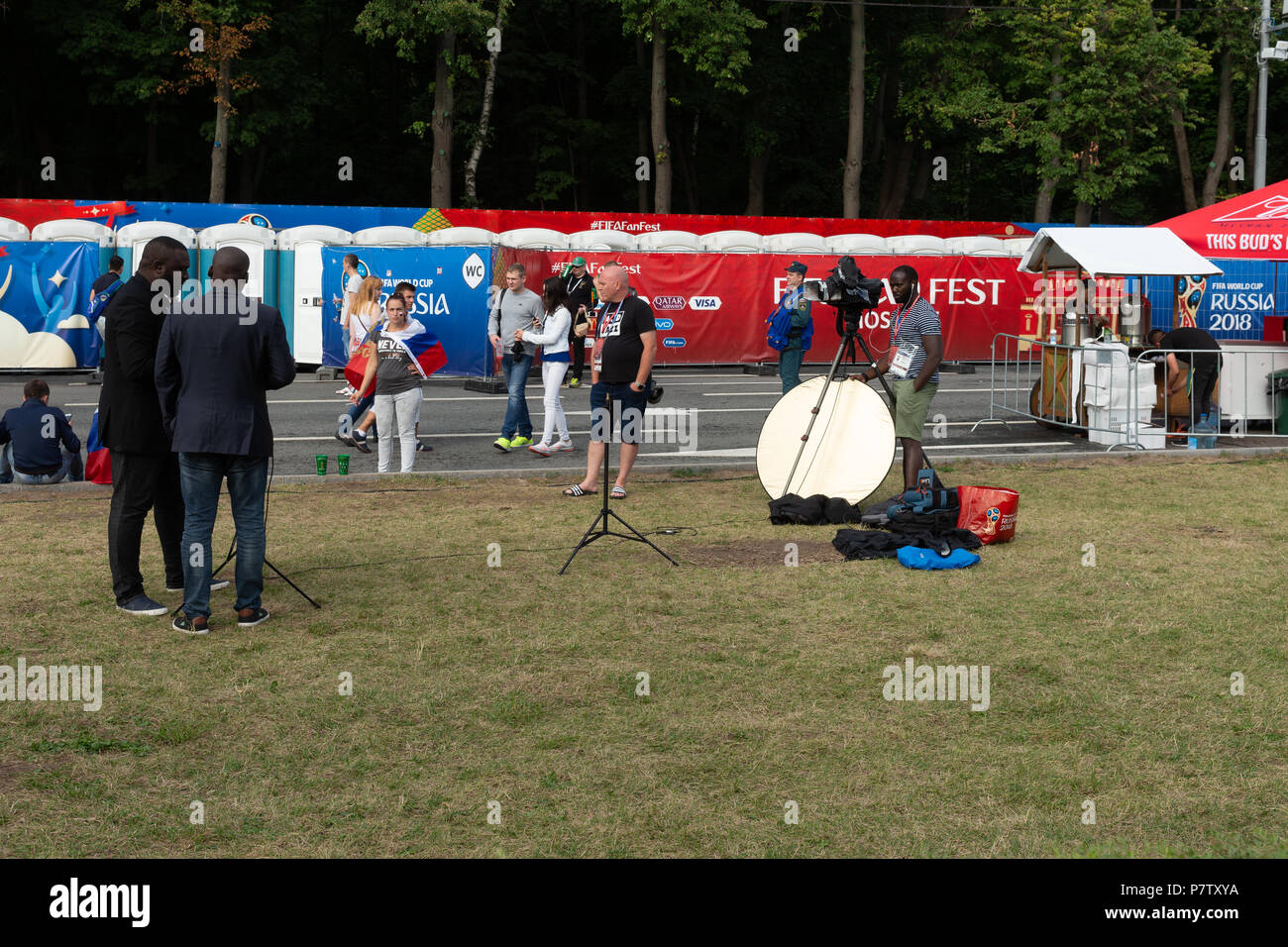 Mosca, Russia - Sabato 7 Luglio, 2018: Fan Fest Mosca, Vorobyovy Gory vicino Università Statale di Mosca. Tifosi guardare i titoli FIFA su schermi di grandi dimensioni qui. Buon umore, bellissimi paesaggi urbani. L'area capacità è più di 30000 persone. Gli appassionati di calcio da parte di molti paesi si incontrano qui. La gente guarda Inghilterra vs Svezia gioco e sono pronte per la Russia vs Croazia gioco. Campo TV team al lavoro. Credito: Alex Immagini/Alamy Live News Foto Stock