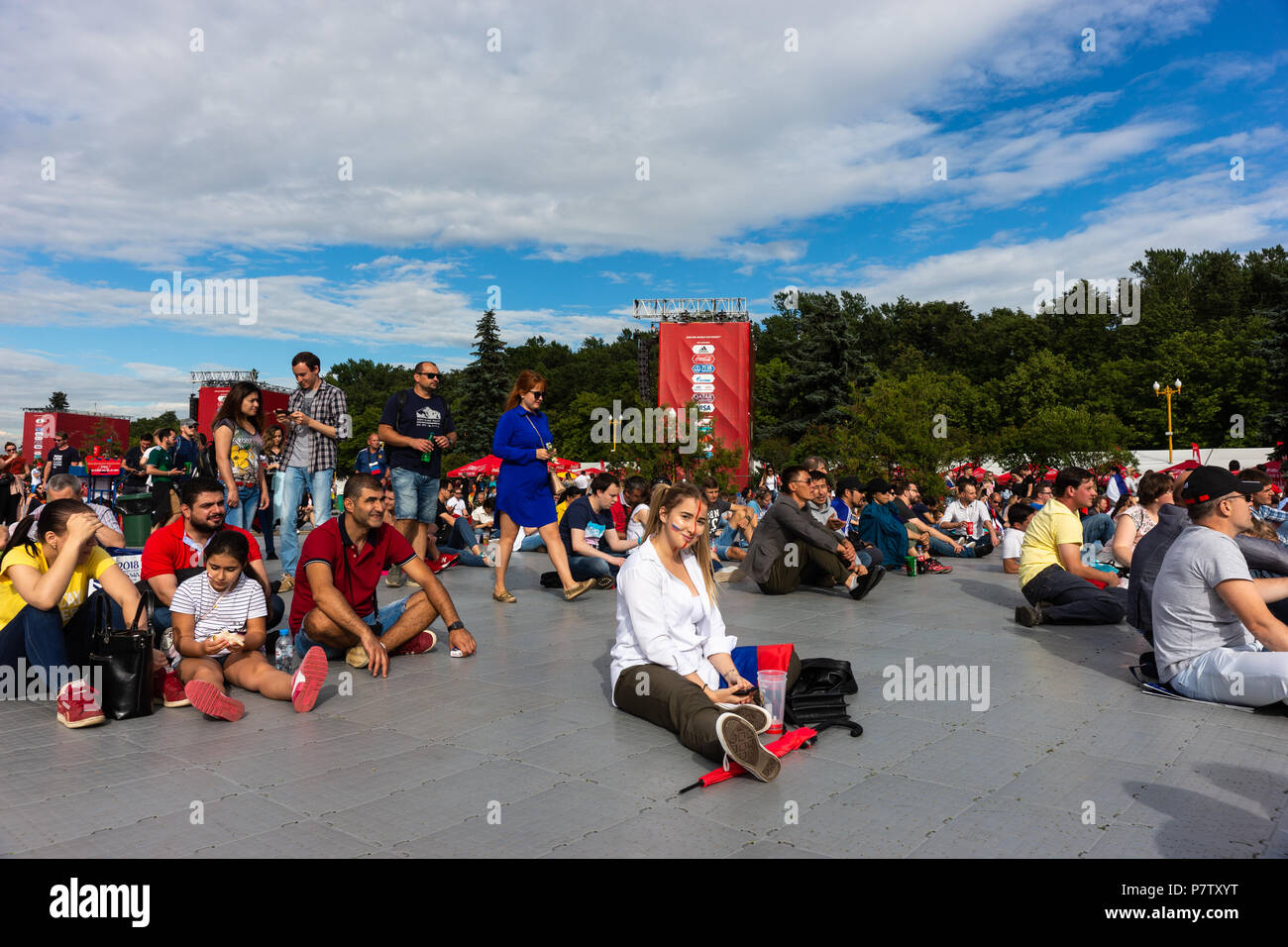 Mosca, Russia - Sabato 7 Luglio, 2018: Fan Fest Mosca, Vorobyovy Gory vicino Università Statale di Mosca. Tifosi guardare i titoli FIFA su schermi di grandi dimensioni qui. Buon umore, bellissimi paesaggi urbani. L'area capacità è più di 30000 persone. Gli appassionati di calcio da parte di molti paesi si incontrano qui. La gente guarda Inghilterra vs Svezia gioco e sono pronte per la Russia vs Croazia gioco. Vista generale del divertimento Fest area. Credito: Alex Immagini/Alamy Live News Foto Stock