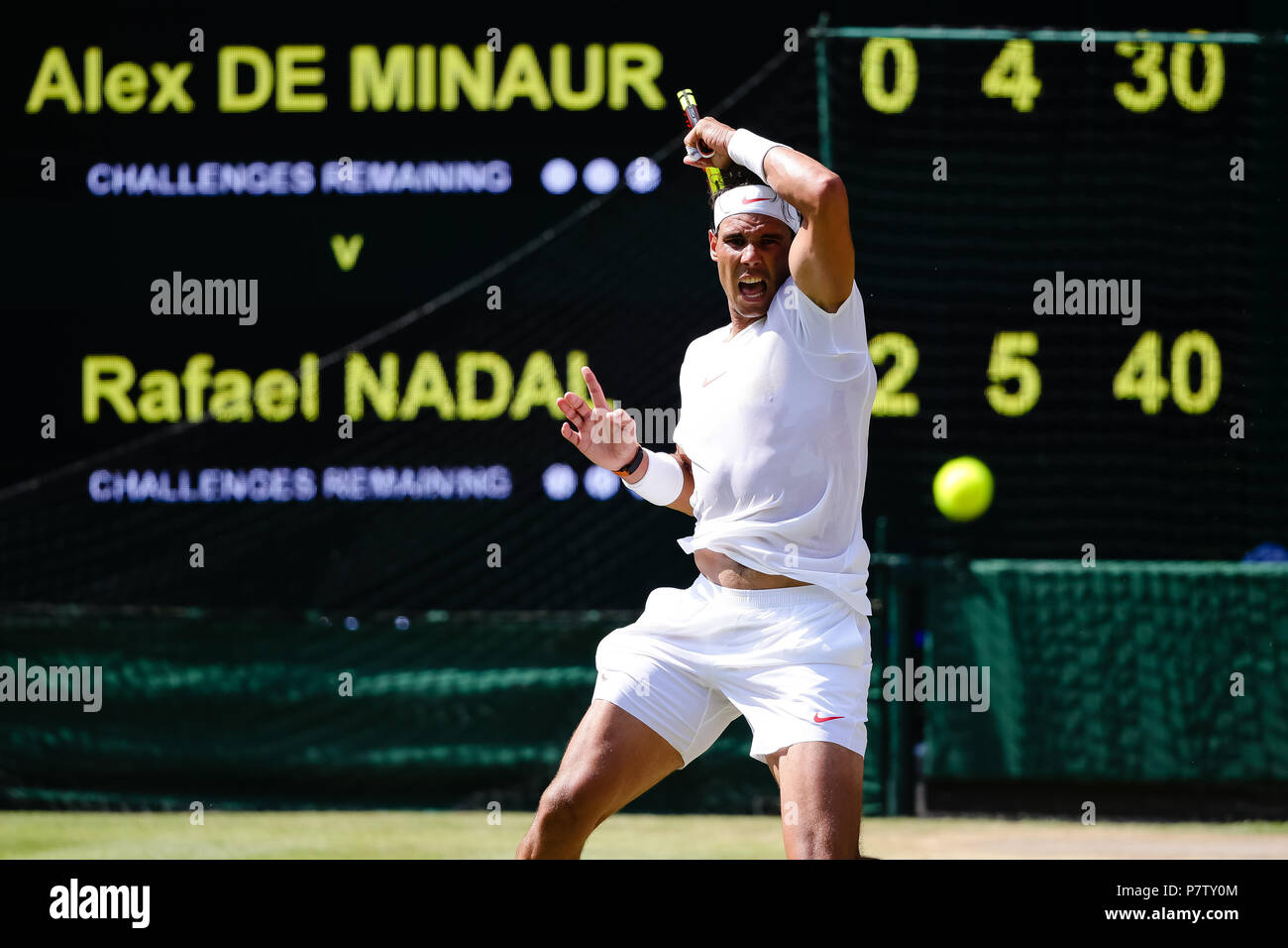Londra, UK, 7 Luglio 2018: Rafael Nadal dalla Spagna libri il suo quarto round spot al giorno 6 alla Wimbledon Tennis Championships 2018 All England Lawn Tennis e Croquet Club di Londra. Credito: Frank Molter/Alamy Live news Foto Stock