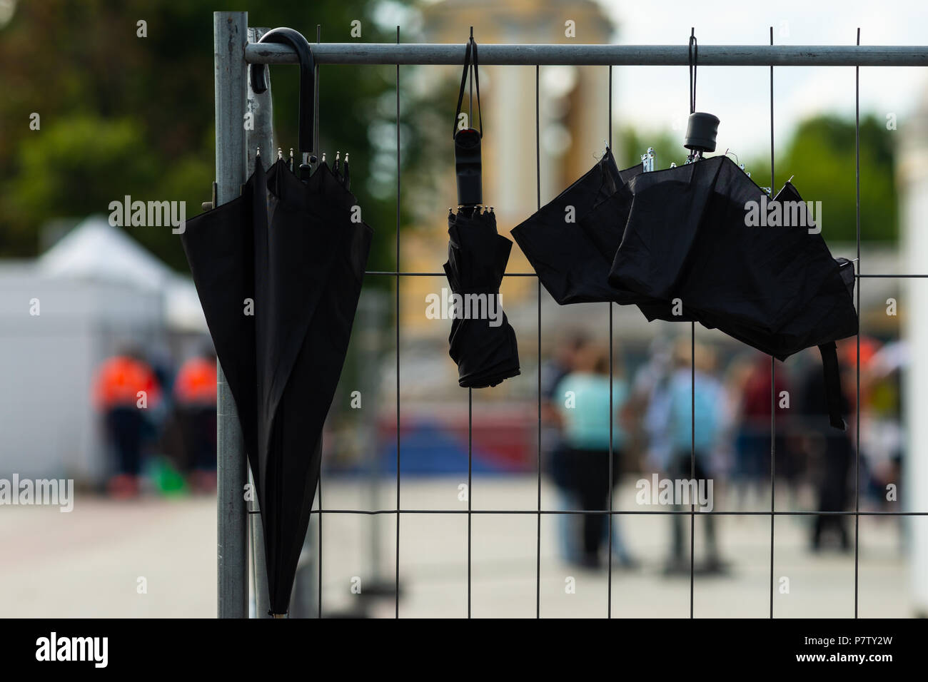 Mosca, Russia - Sabato 7 Luglio, 2018: Fan Fest Mosca, Vorobyovy Gory vicino Università Statale di Mosca. Tifosi guardare i titoli FIFA su schermi di grandi dimensioni qui. Buon umore, bellissimi paesaggi urbani. L'area capacità è più di 30000 persone. Gli appassionati di calcio da parte di molti paesi si incontrano qui. La gente guarda Inghilterra vs Svezia gioco e sono pronte per la Russia vs Croazia gioco. Il clima è di tipo instabile di questi giorni. Ombrelli appesi alla recinzione. Credito: Alex Immagini/Alamy Live News Foto Stock