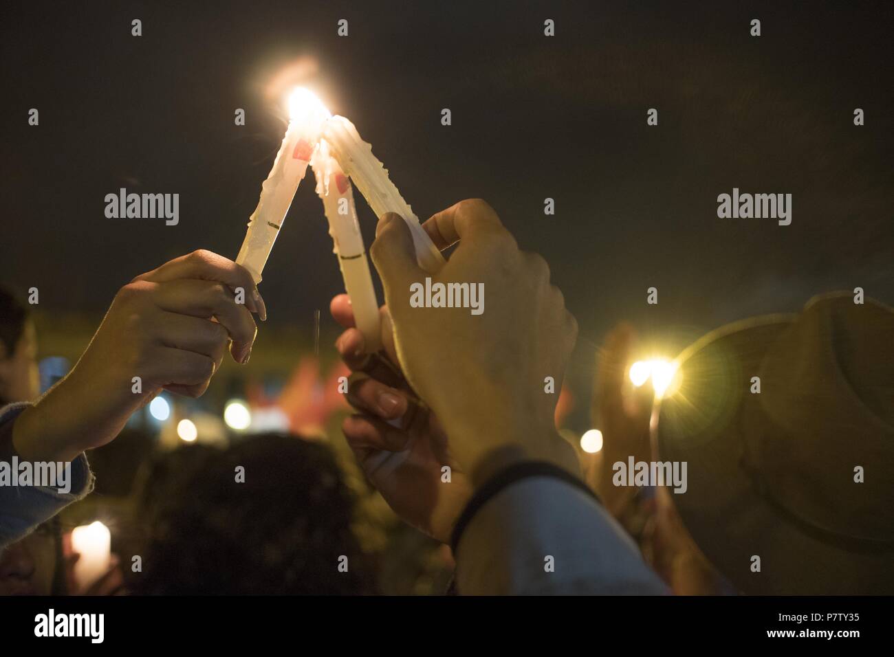 6 luglio 2018 - La gente tiene una candela in segno di protesta degli attivisti uccisi dopo la firma degli accordi di pace in Colombia Credit: Daniel AndrÃƒ Credito: S GarzÃƒÂ³N Heraz/ZUMA filo/Alamy Live News Foto Stock