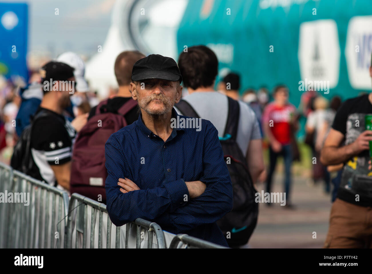 Mosca, Russia - Sabato 7 Luglio, 2018: Fan Fest Mosca, Vorobyovy Gory vicino Università Statale di Mosca. Tifosi guardare i titoli FIFA su schermi di grandi dimensioni qui. Buon umore, bellissimi paesaggi urbani. L'area capacità è più di 30000 persone. Gli appassionati di calcio da parte di molti paesi si incontrano qui. La gente guarda Inghilterra vs Svezia gioco e sono pronte per la Russia vs Croazia gioco. Unidentified sperimentato il calcio divertenti orologi tranquillamente il gioco. Credito: Alex Immagini/Alamy Live News Foto Stock