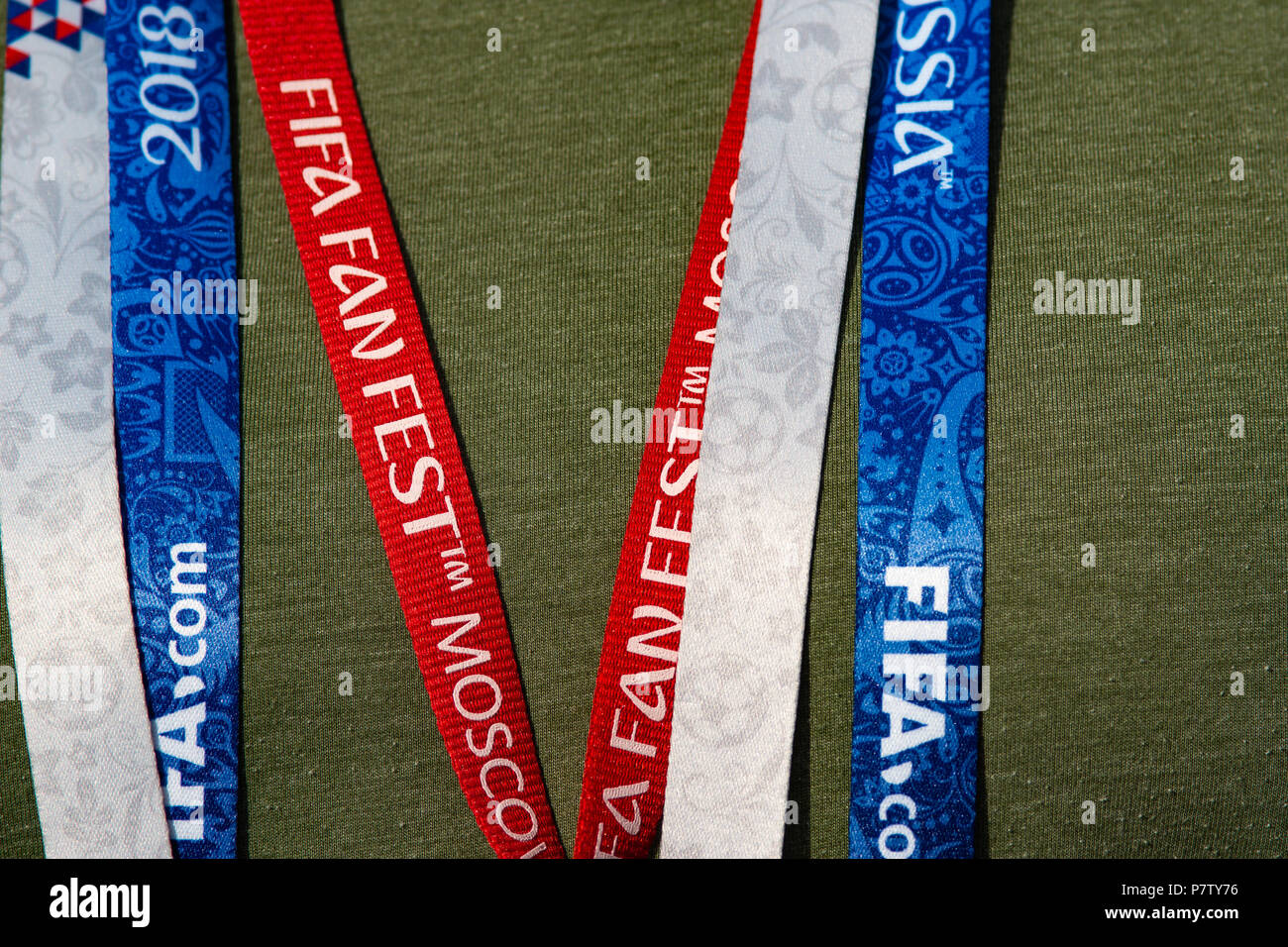 Mosca, Russia - Sabato 7 Luglio, 2018: Fan Fest Mosca, Vorobyovy Gory vicino Università Statale di Mosca. Tifosi guardare i titoli FIFA su schermi di grandi dimensioni qui. Buon umore, bellissimi paesaggi urbani. L'area capacità è più di 30000 persone. Gli appassionati di calcio da parte di molti paesi si incontrano qui. La gente guarda Inghilterra vs Svezia gioco e sono pronte per la Russia vs Croazia gioco. Coppa del Mondo di badge e strisce. Credito: Alex Immagini/Alamy Live News Foto Stock