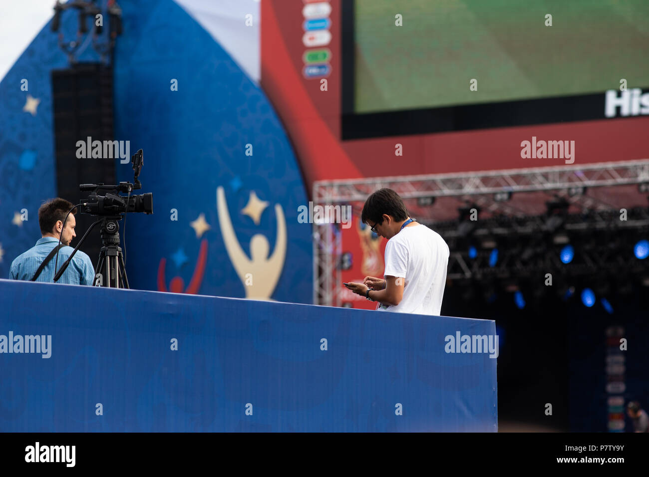 Mosca, Russia - Sabato 7 Luglio, 2018: Fan Fest Mosca, Vorobyovy Gory vicino Università Statale di Mosca. Tifosi guardare i titoli FIFA su schermi di grandi dimensioni qui. Buon umore, bellissimi paesaggi urbani. L'area capacità è più di 30000 persone. Gli appassionati di calcio da parte di molti paesi si incontrano qui. La gente guarda Inghilterra vs Svezia gioco e sono pronte per la Russia vs Croazia gioco. Campo TV team al lavoro. Credito: Alex Immagini/Alamy Live News Foto Stock