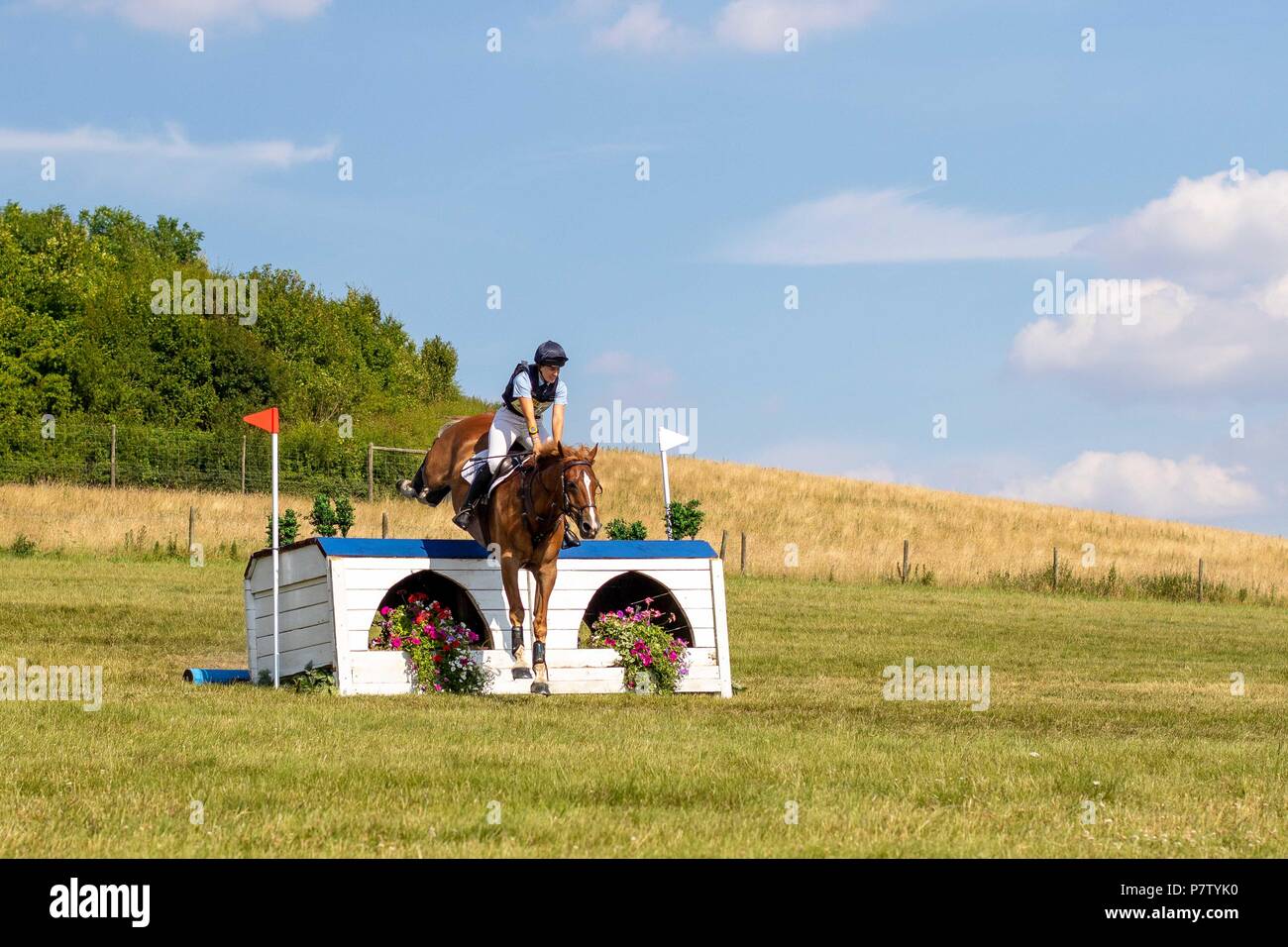 Il sesto posto.Vicki Hancox equitazione Codice Rosso lll. St James Place Barbury Horse Trials. Horse Trials. Cross Country. Principiante intermedio Sezione K. Barbury Castle. Wroughton. Somerset. Regno Unito. 06/07/2018. Foto Stock