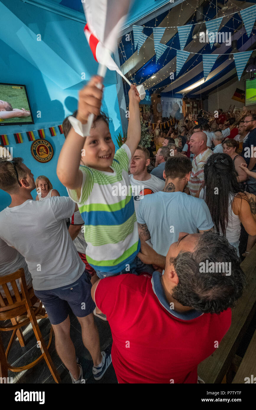 Southampton, Regno Unito. 7 Luglio, 2018. Ragazzo in pub di Southampton in Inghilterra con suo padre celebra l'Inghilterra di Coppa del Mondo di conquistare la Svezia nei quarti di finale. Credito: James Margolis/Alamy Live News Foto Stock