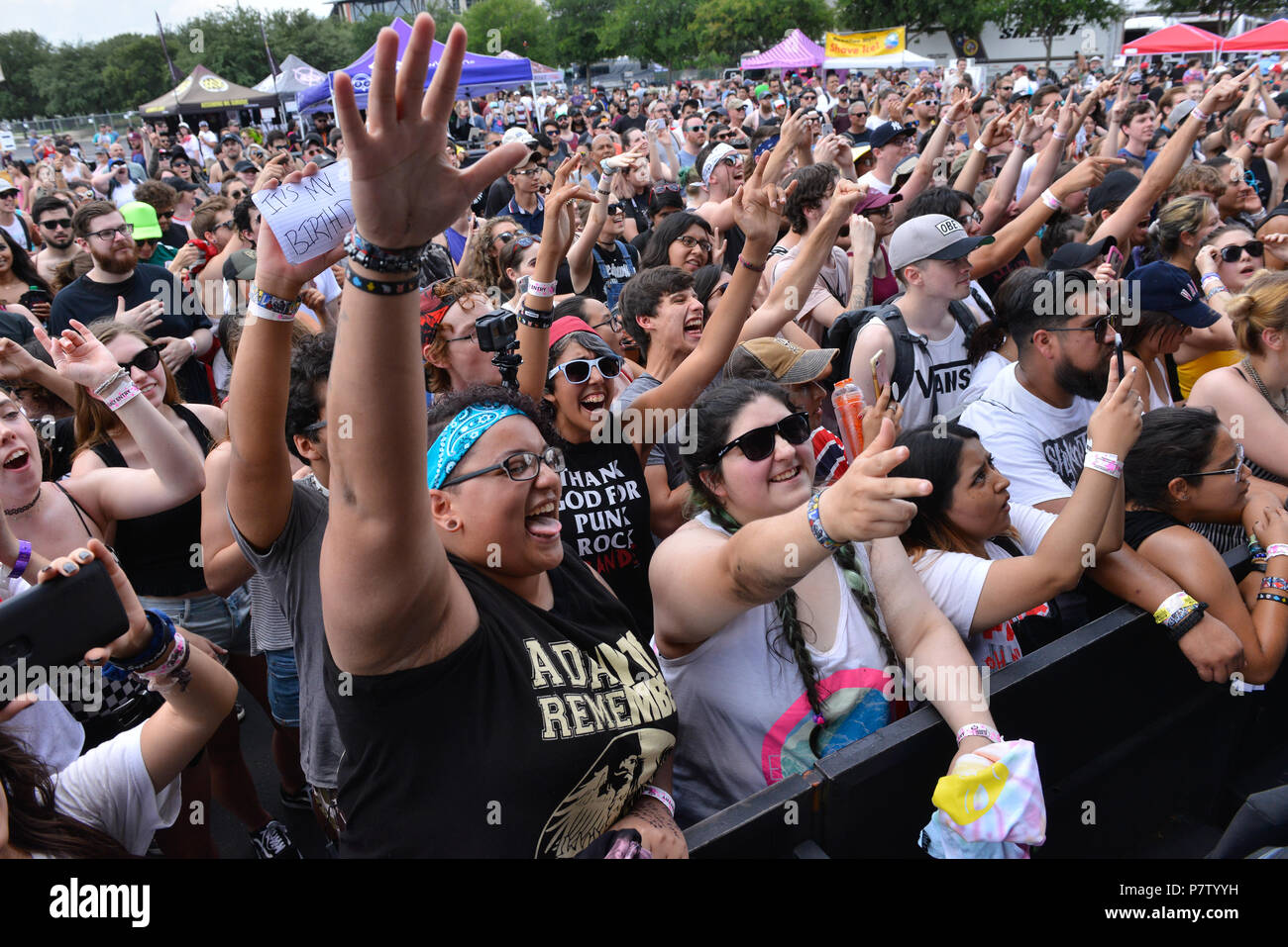 San Antonio, Stati Uniti d'America. Il 7 luglio 2018. Concerto-frequentatori allegria durante il Vans warped tour Giugno 7, 2018 in San Antonio, Texas. Credito: Robin Jerstad/Alamy Live News Foto Stock