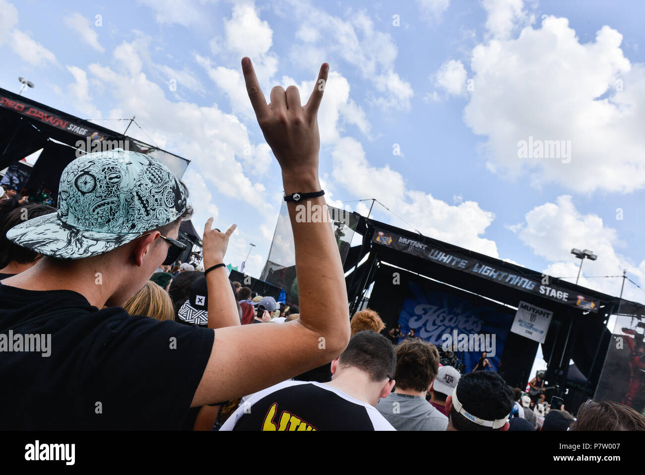 San Antonio, Stati Uniti d'America. Il 7 luglio 2018. Ventole bande cheers durante il Vans warped tour Giugno 7, 2018 in San Antonio, Texas. Credito: Robin Jerstad/Alamy Live News Foto Stock