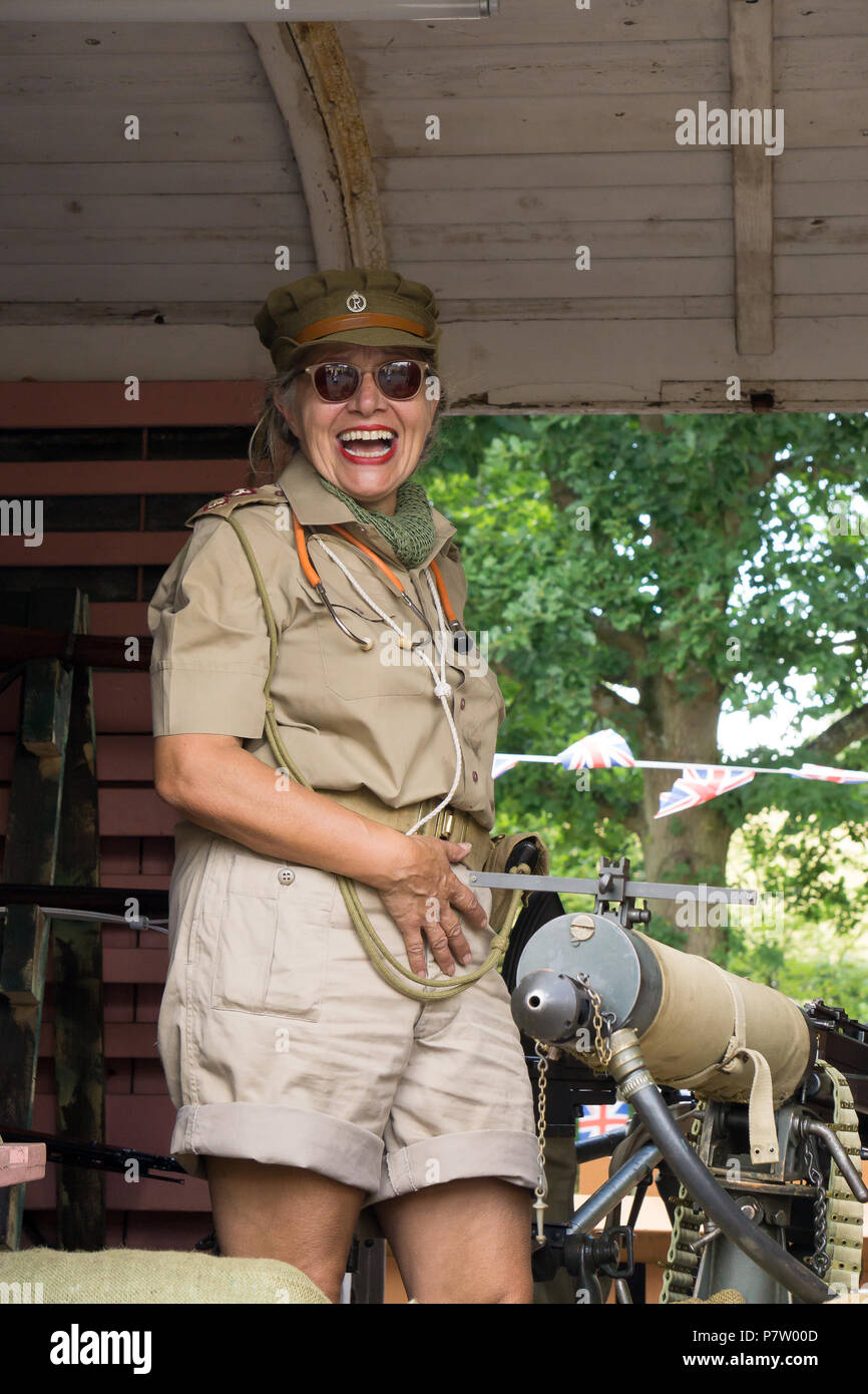 Kidderminster, Regno Unito. 7 Luglio, 2018. Un viaggio indietro nel tempo continua a Severn Valley Railway come tutti coinvolti ruotare l'orologio indietro al 1940s. Gli ospiti e il personale estrarre tutte le fermate per garantire un realistico il tempo di guerra la Gran Bretagna è vissuta da tutti su questo patrimonio della linea ferroviaria. Credito: Lee Hudson/Alamy Live News Foto Stock