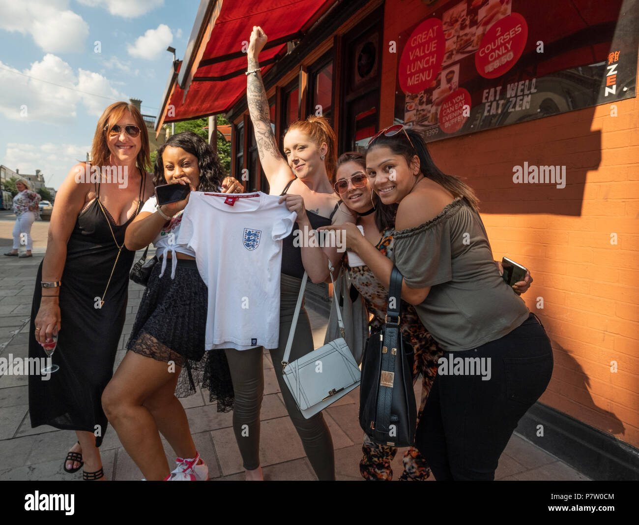 Southampton, Regno Unito. 7 Luglio, 2018. La gente nelle strade di Southampton, Inghilterra festa dopo Inghilterra di Coppa del Mondo di Quarterfinal vittoria sulla Svezia nel calcio. Credito: James Margolis/Alamy Live News Foto Stock