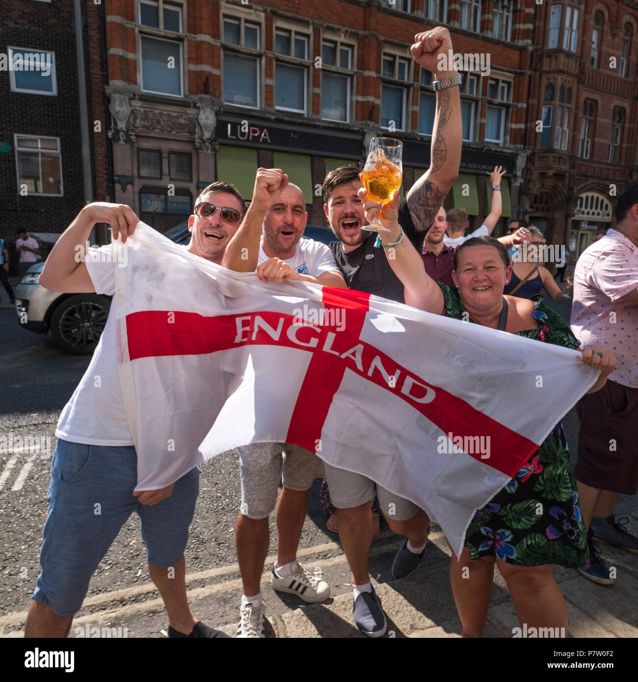 Southampton, Regno Unito. 7 Luglio, 2018. Ventilatori per le strade di Southampton, Inghilterra celebrando dopo l Inghilterra ha vinto i quarti partita contro la Svezia. Credito: James Margolis/Alamy Live News Foto Stock