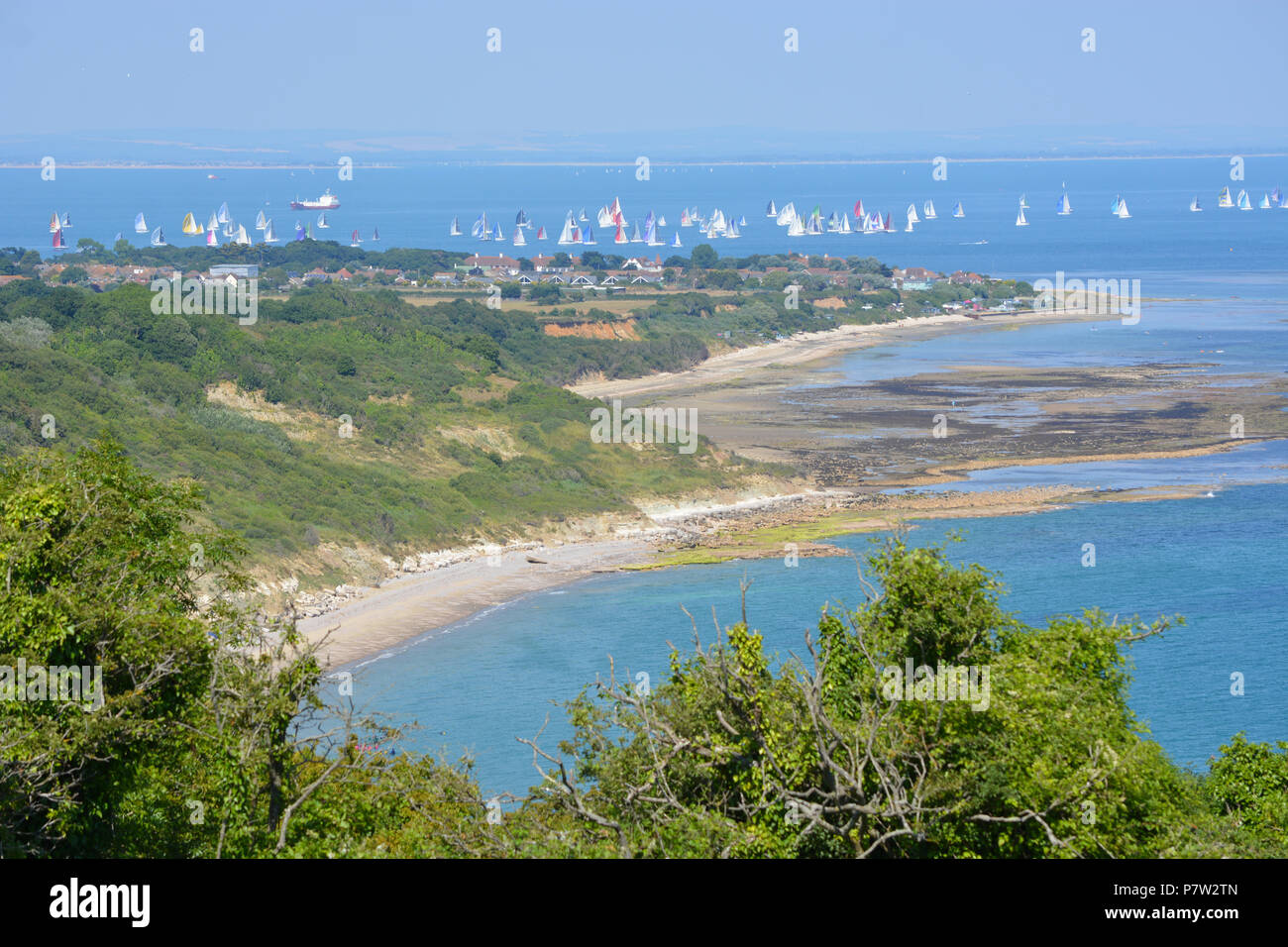 Culver Down, Regno Unito. 07 Luglio, 2018. Yachts passando la maggior parte orientale dell'isola durante il 'giro dell'isola in barca a vela" 2018. Fotografia scattata da Culver giù sul isola di Wight affacciato sulla Baia di Whitecliff e Portsmouth e gli yacht a vela attraverso il Solent canale verso la linea di finitura a Cowes. Credito: Matteo Blythe/Alamy Live News Foto Stock