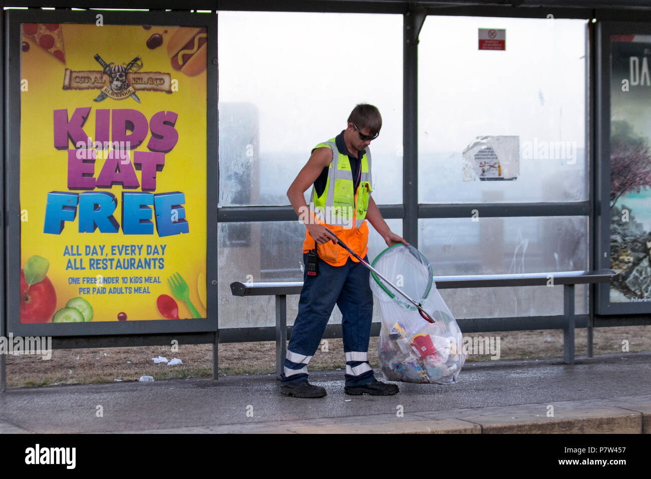 I bambini mangiano gratis a Blackpool, Lancashire, Regno Unito. Luglio 2018. Gli operai del consiglio in grande pulizia dopo una notte di celebrazione. La vittoria dell’Inghilterra dà una spinta all’economia nordoccidentale, con bar e ristoranti che godono di un boom economico come celebra la città. Foto Stock