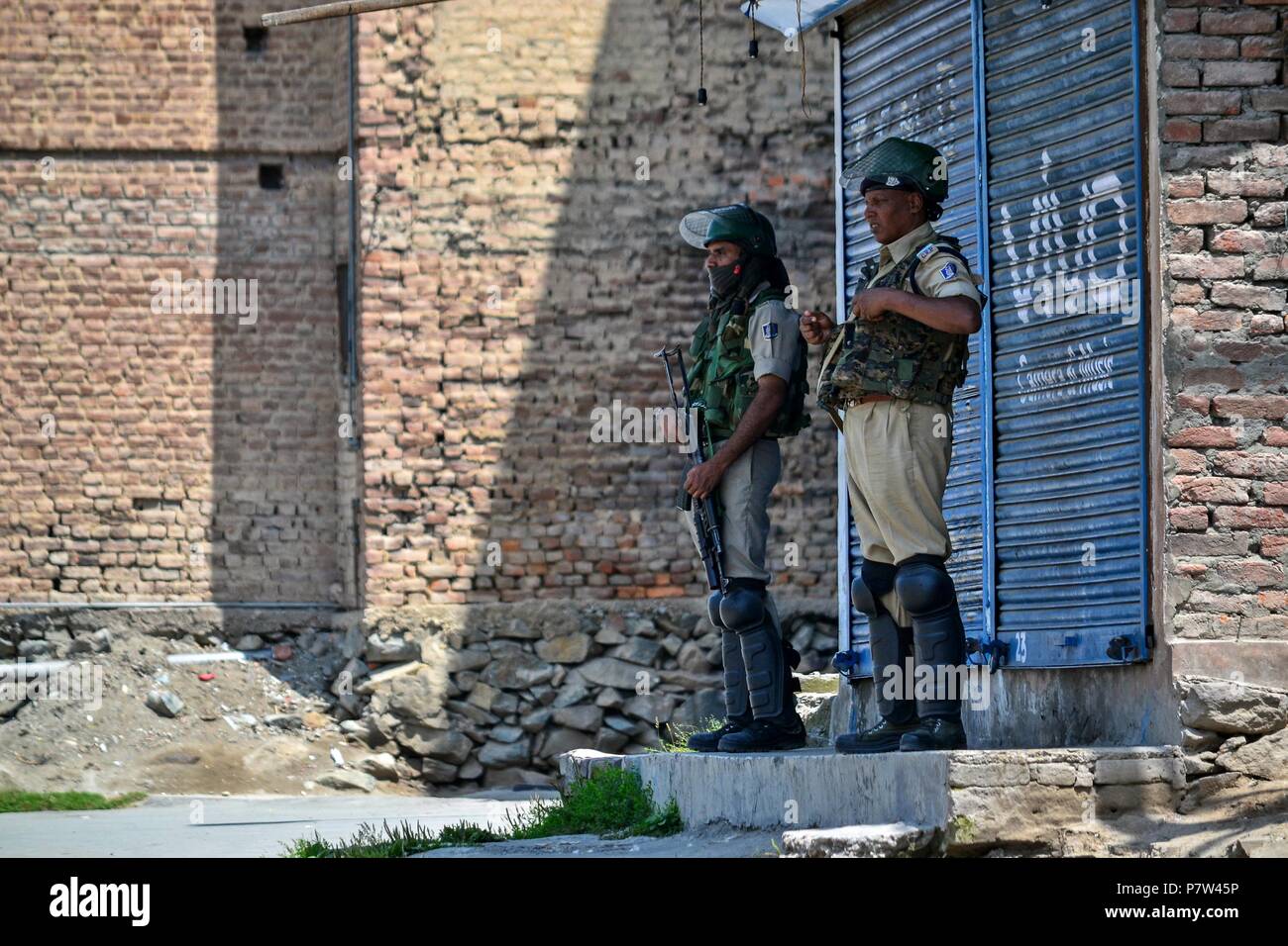 8 luglio 2018 - Srinagar, J&K, India - di paramilitari troopers stand alert durante le restrizioni imposte alla vigilia del secondo anniversario della morte del comandante ribelle Burhan Muzaffar Wani in Srinagar.Burhan e i suoi collaboratori sono stati uccisi in questo giorno nel 2016 innescando una massiccia anti-india rivolta nel Kashmir. Durante la rivolta di più di 90 persone sono state uccise, circa 15.000 feriti tra di essi 950 ricevuto lesioni agli occhi con pistole di pellet. Credito: Saqib Majeed SOPA/images/ZUMA filo/Alamy Live News Foto Stock