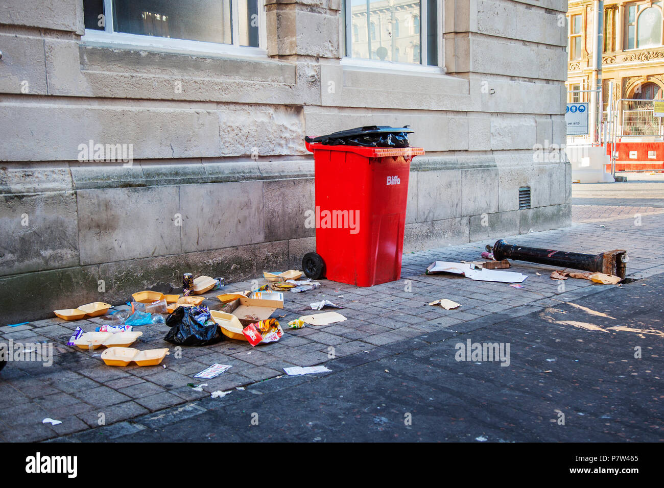 Blackpool, Lancashire, Regno Unito. 8 Luglio, 2018. Traboccante Biffa red bin sulle strade. Grande il clean-up dopo una notte di festa. L'Inghilterra del win conferisce al nord-ovest di economia un boost con barre e eatery's godendovi un boom di business come la città celebra. Credito: MediaWorldImages/Alamy Live News Foto Stock