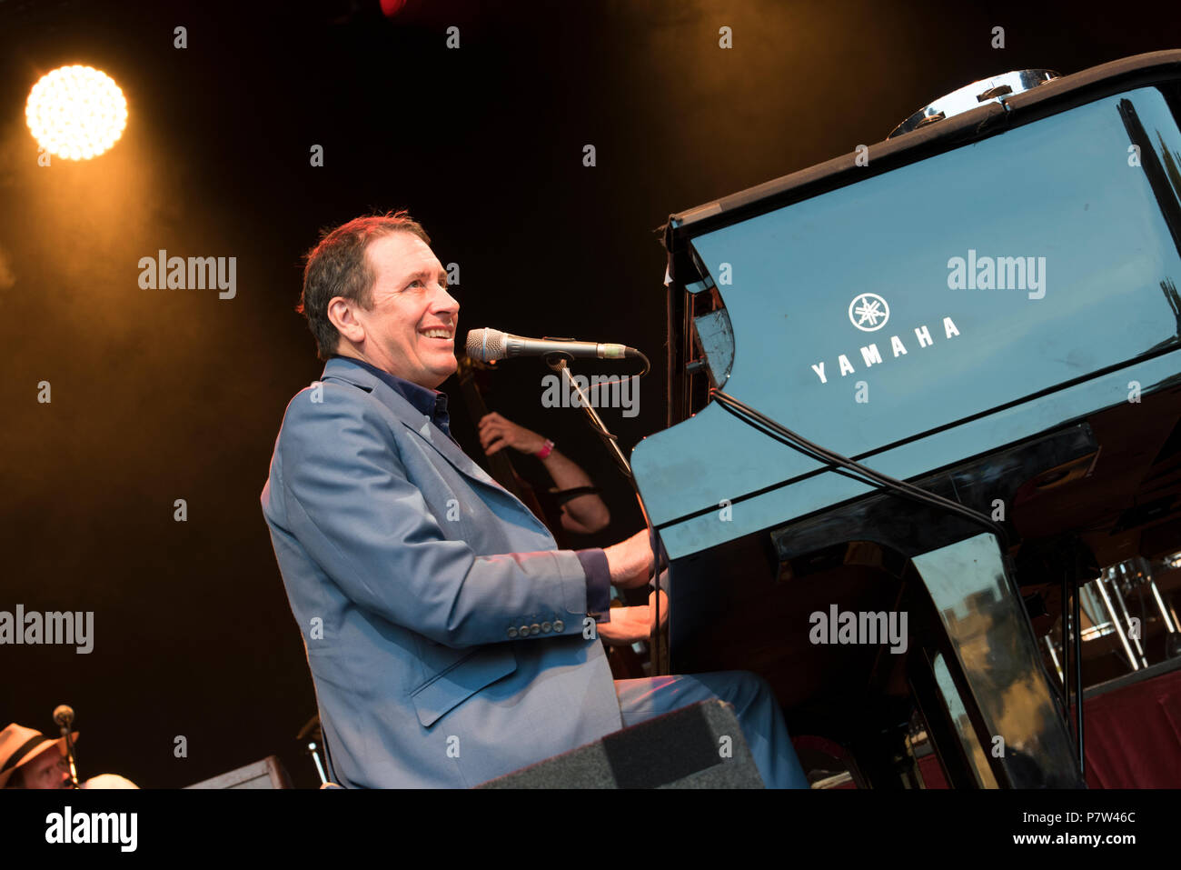 Lincoln Castle, Regno Unito. 7 Luglio, 2018. Jools Holland e la sua Rhythm and Blues Orchestra eseguire a Lincoln Castle con il supporto di atto Ella Janes Credito: Sarah Washbourn/Alamy Live News Foto Stock