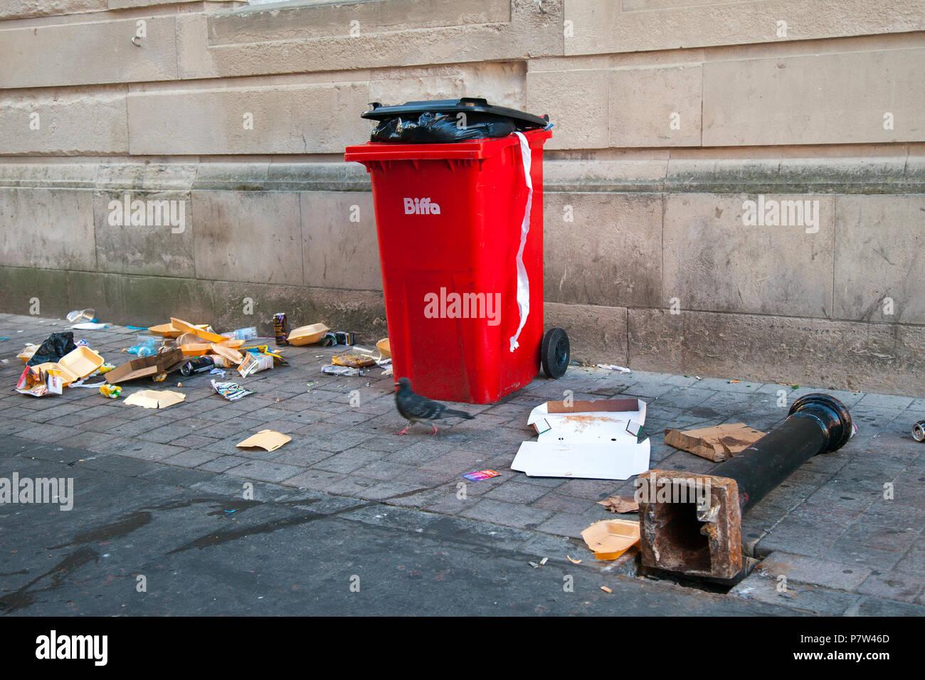 Blackpool, Lancashire, Regno Unito. 8 Luglio, 2018. Traboccante Biffa red bin sulle strade. Grande il clean-up dopo una notte di festa. L'Inghilterra del win conferisce al nord-ovest di economia un boost con barre e eatery's godendovi un boom di business come la città celebra. Credito: MediaWorldImages/Alamy Live News Foto Stock