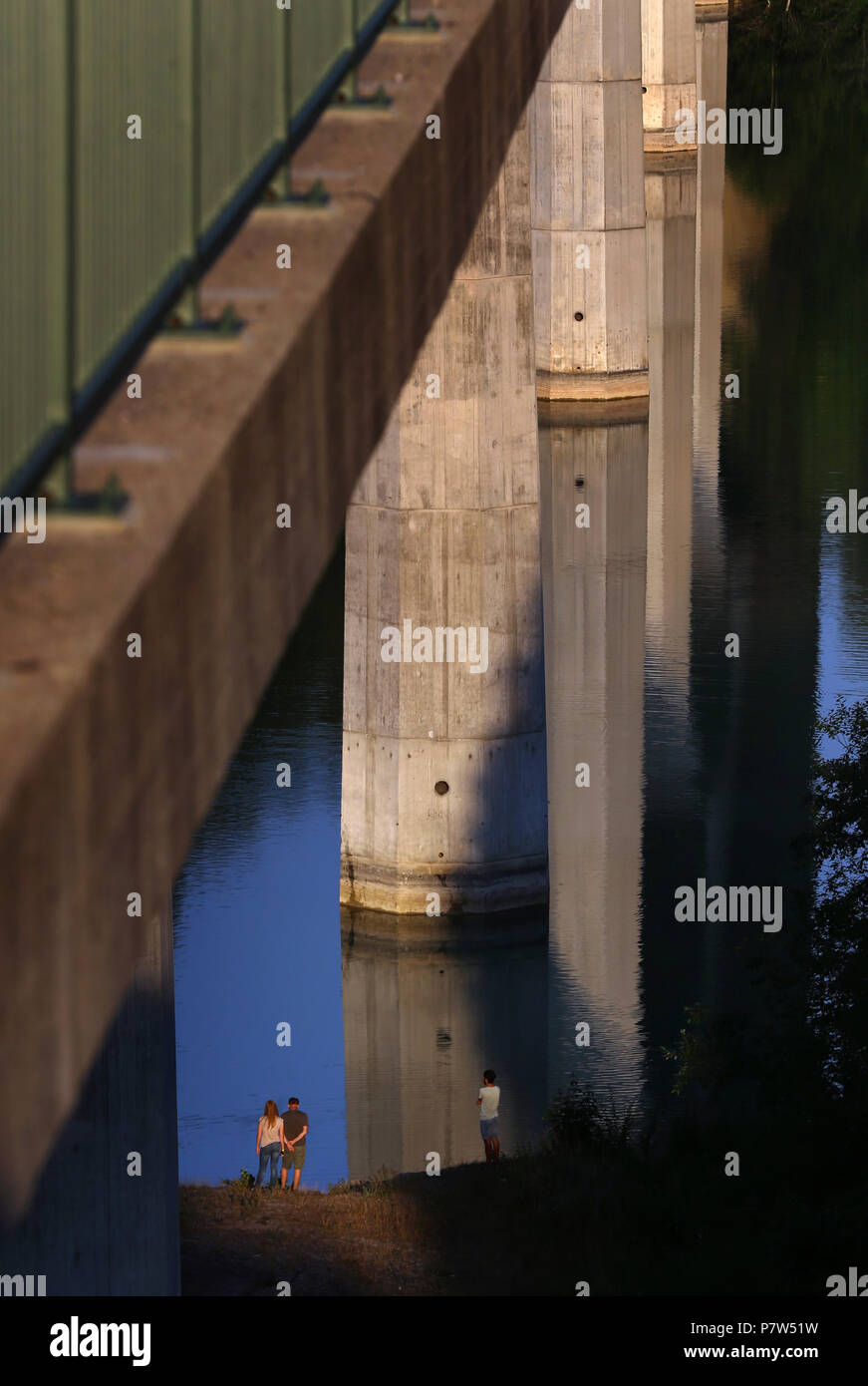 Germania, Schongau. 7 Luglio, 2018. La gente può essere visto sotto l alta 45 metri Lechtal Bridge. Credito: Karl-Josef Hildenbrand/dpa/Alamy Live News Foto Stock