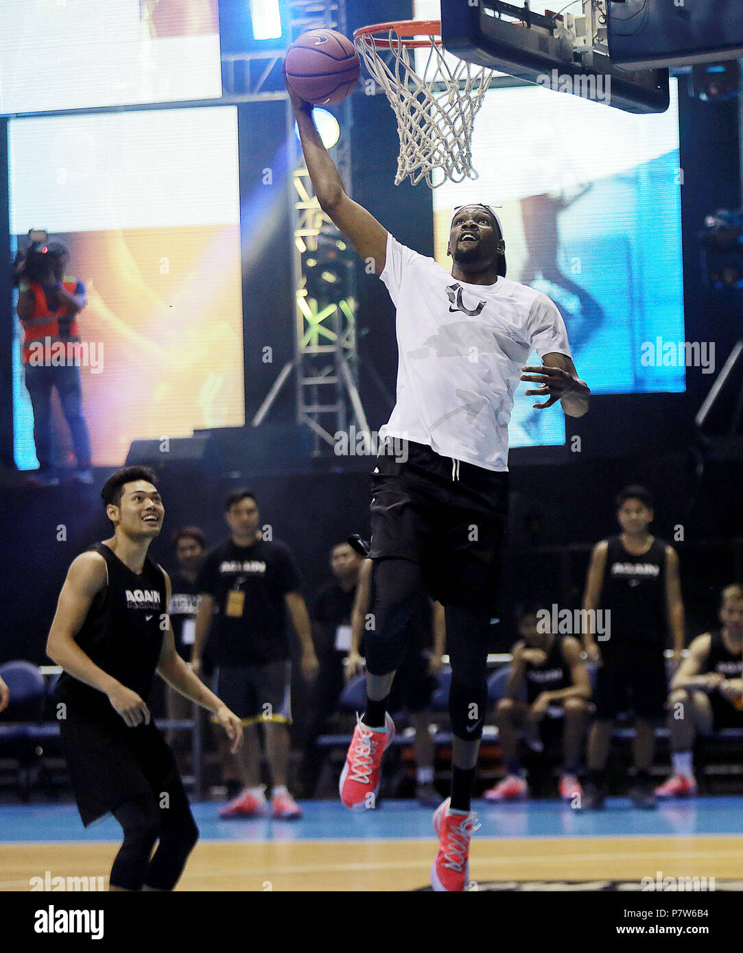 Quezon City, Filippine. 8 Luglio, 2018. Kevin Durant anteriore (R) del Golden State Warriors va per un cestello durante la partecipazione a una partita di basket mostra durante la sua visita di un giorno a Quezon City, Filippine, Luglio 8, 2018. Credito: Rouelle Umali/Xinhua/Alamy Live News Foto Stock