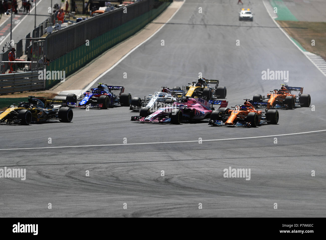 Circuito di Silverstone, Silverstone, UK. 8 Luglio, 2018. British Formula One Grand Prix, il giorno della gara; Sahara Force India, Sergio Perez blocca fino alla curva 1 e si avvicina alla McLaren, Fernando Alonso come si spengono la linea racing Credit: Azione Plus sport/Alamy Live News Foto Stock