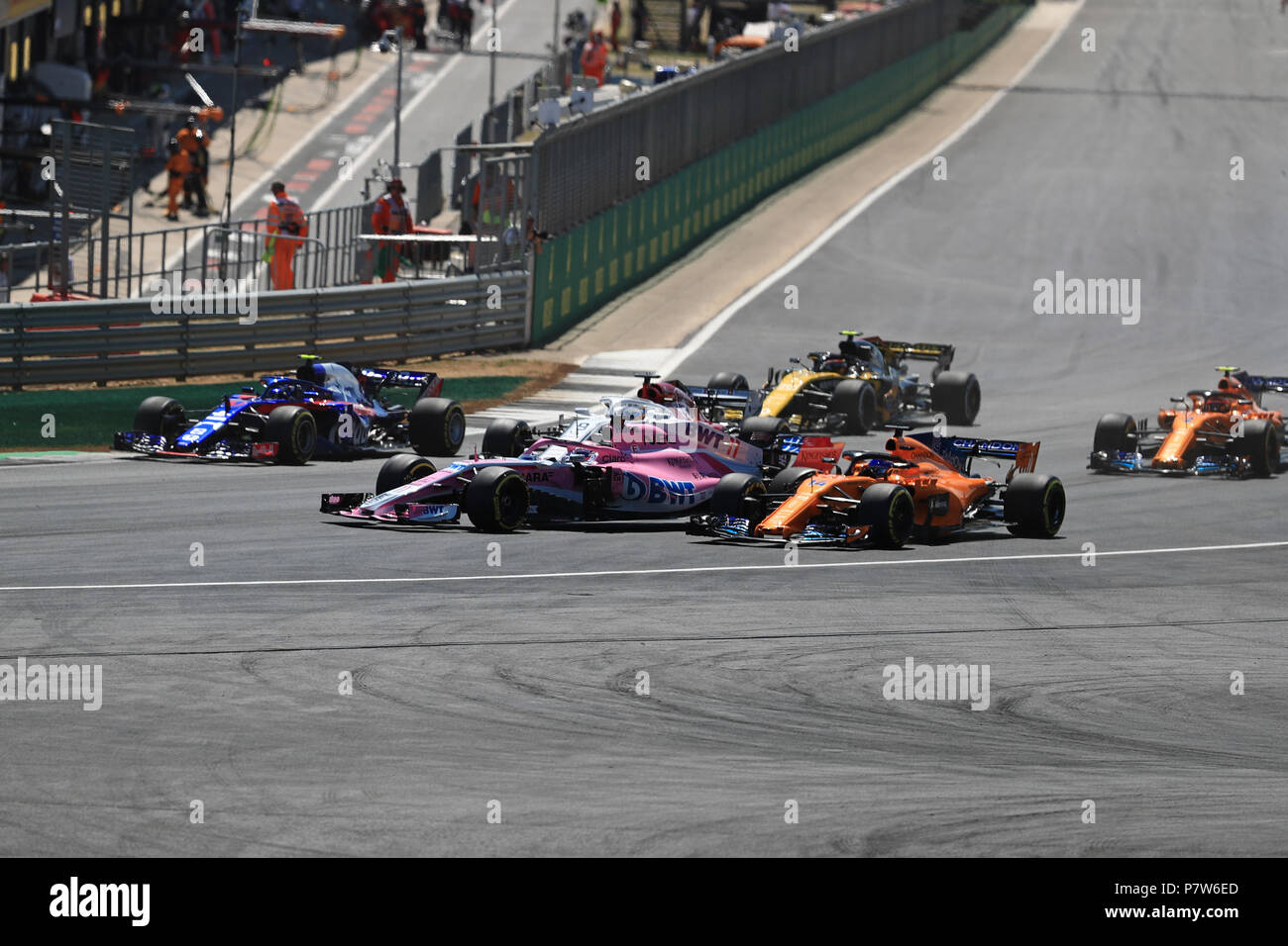 Circuito di Silverstone, Silverstone, UK. 8 Luglio, 2018. British Formula One Grand Prix, il giorno della gara; Sahara Force India, Sergio Perez blocca fino alla curva 1 e si avvicina alla McLaren, Fernando Alonso come si spengono la linea racing Credit: Azione Plus sport/Alamy Live News Foto Stock