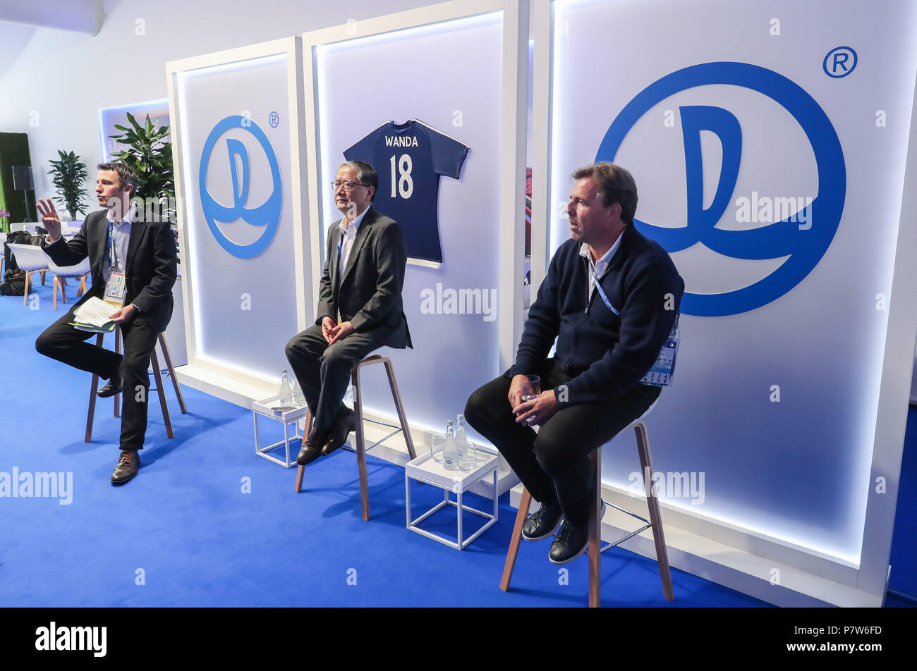 Mosca, Russia. 8 Luglio, 2018. La FIFA di Chief Commercial Officer Philippe Le Floc'h (1R) e amministratore delegato di Wanda Gruppo Sportivo Hengming Yang (C) partecipare al media aperto giorno di Wanda Group al Luzhniki Stadium di Mosca, capitale della Russia, in data 8 luglio 2018. Credito: Shan Yuqi/Xinhua/Alamy Live News Foto Stock