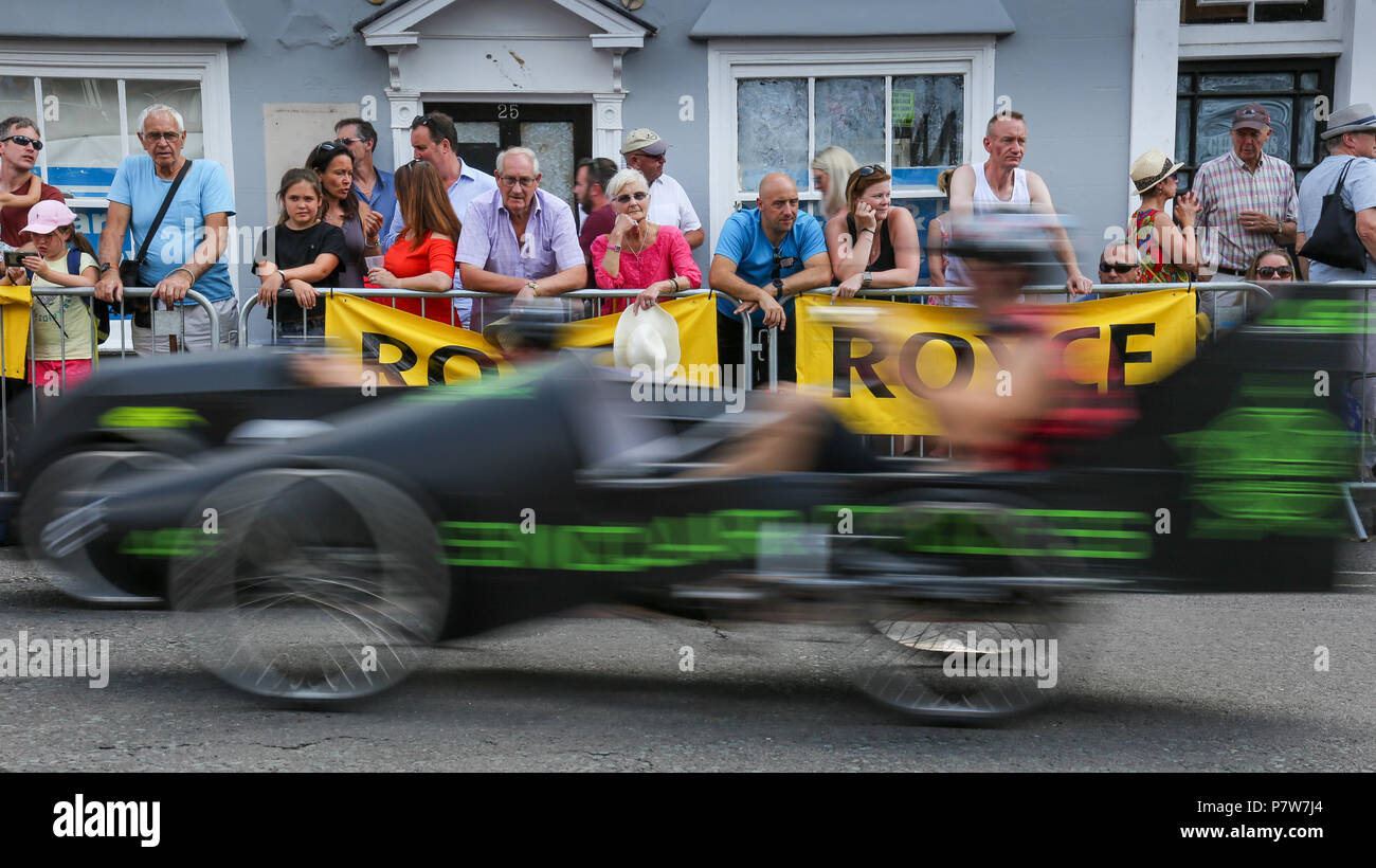 Ringwood, Regno Unito. 8 luglio 2018. I concorrenti prendere parte al pedale britannico Car Grand Prix attraverso le strade della New Forest città mercato di Ringwood. Il caso è stato in funzione per oltre trent anni e attira migliaia di spettatori. Ringwood, Hampshire REGNO UNITO. Credito: Richard Crease/Alamy Live News Foto Stock