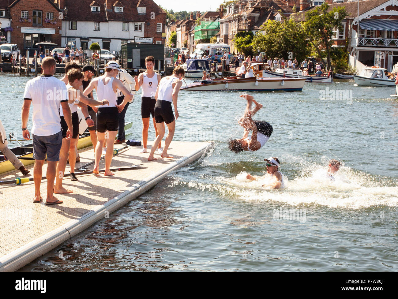 Henley on Thames, Regno Unito. 8 luglio 2018. I vincitori la principessa Elisabetta Challenge Cup. Henley Royal Regatta, Henley on Thames, Regno Unito. 8 luglio 2018. I rematori di San Paolo la Scuola di celebrare la vittoria in la principessa Elisabetta Challenge Cup da saltando nel fiume Tamigi. Temperature avvicinato 30 gradi di nuovo come il tempo del Regno Unito è rimasta molto caldo. Credito: Allan Staley/Alamy Live News Foto Stock