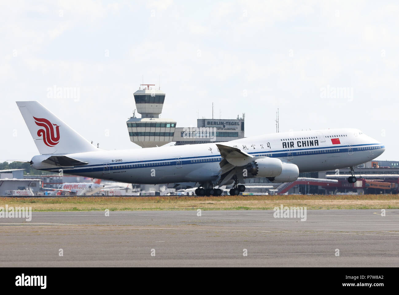 Berlino, Germania. 08 Luglio, 2018. La Air China piano di governo in atterraggio a sezione militare dell'aeroporto Tegel. Li Keqiang, premier della Repubblica popolare cinese è a Berlino per la quinta China-Germany inter-governativa di consultazione. Credito: Jörg Carstensen/dpa/Alamy Live News Foto Stock