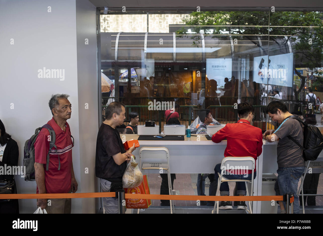Kowloon, Hong Kong. 8 Luglio, 2018. I clienti acquistano cinese tecnologia multinazionale azienda prodotti Xiaomi a sua flagship store a Mong Kok, Hong Kong.Cinese telefono mobile e tecnologia gigante Xiaomi è impostato per avere la loro ''IPO'' offerta pubblica iniziale in borsa di Hong Kong il 9 luglio 2018 spera di aumentare di 6 miliardi di dollari di Hong Kong. Credito: Miguel Candela/SOPA Immagini/ZUMA filo/Alamy Live News Foto Stock