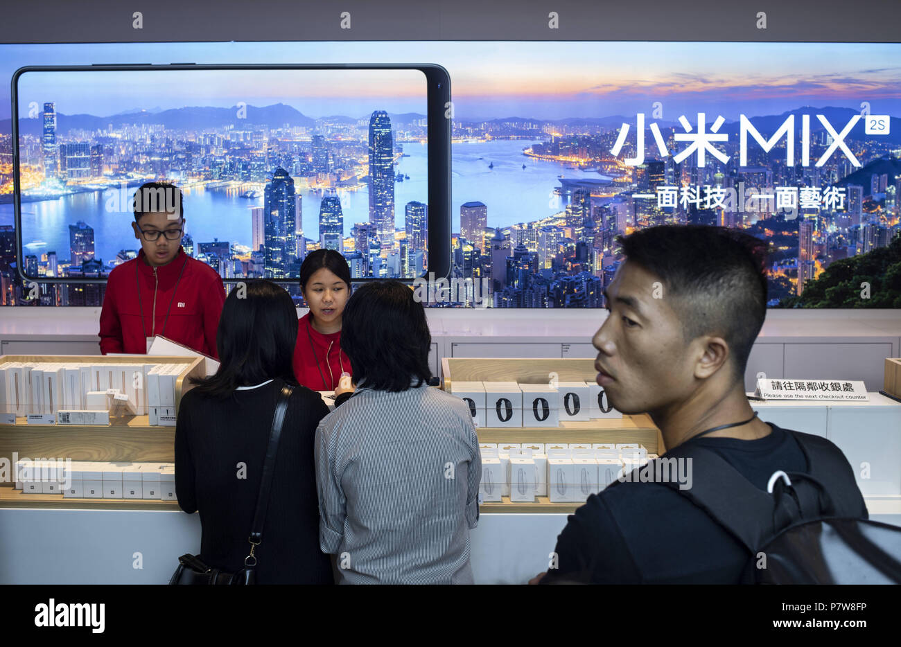 Kowloon, Hong Kong. 8 Luglio, 2018. I clienti acquistano cinese tecnologia multinazionale azienda prodotti Xiaomi a sua flagship store a Mong Kok, Hong Kong.Cinese telefono mobile e tecnologia gigante Xiaomi è impostato per avere la loro ''IPO'' offerta pubblica iniziale in borsa di Hong Kong il 9 luglio 2018 spera di aumentare di 6 miliardi di dollari di Hong Kong. Credito: Miguel Candela/SOPA Immagini/ZUMA filo/Alamy Live News Foto Stock