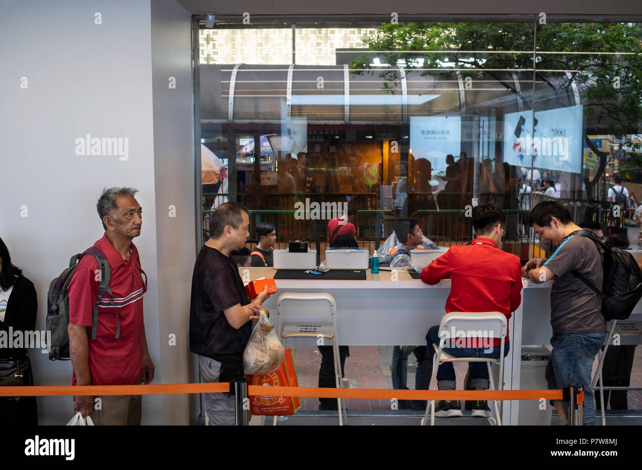 Hong Kong, Cina. 08 Luglio, 2018. I clienti acquistano cinese tecnologia multinazionale azienda prodotti Xiaomi a sua flagship store a Mong Kok, Hong Kong. Cinese telefono mobile e tecnologia gigante Xiaomi è impostato per avere la loro 'IPO' offerta pubblica iniziale in borsa di Hong Kong il 9 luglio 2018 spera di aumentare di 6 miliardi di dollari di Hong Kong. Credito: SOPA Immagini limitata/Alamy Live News Foto Stock